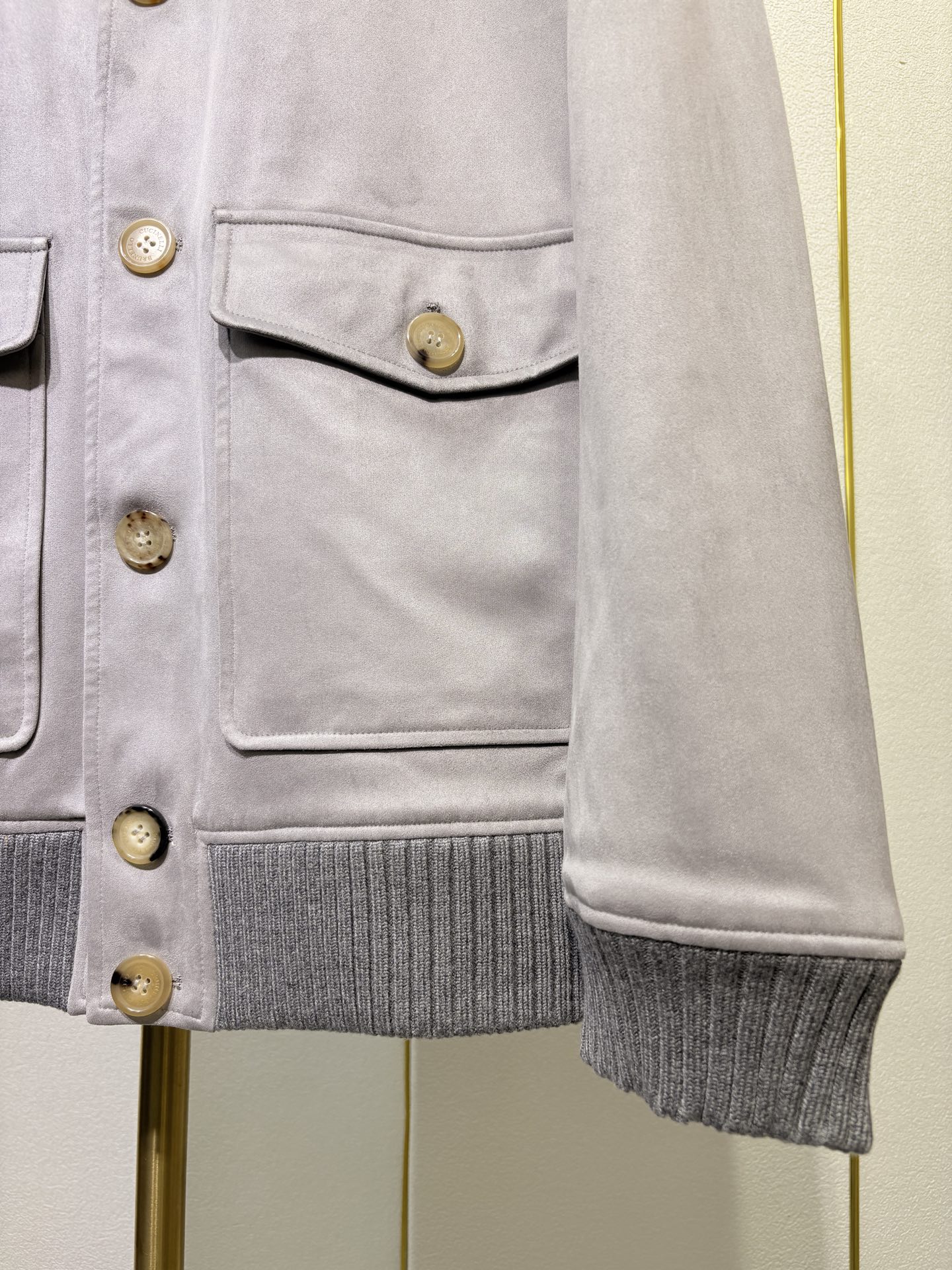 羽模式 BC，意大利老钱风夹克外套，采用高端海岛丝面料，内里填充桑蚕丝，保暖性极佳，羊毛毛领设计，高端时