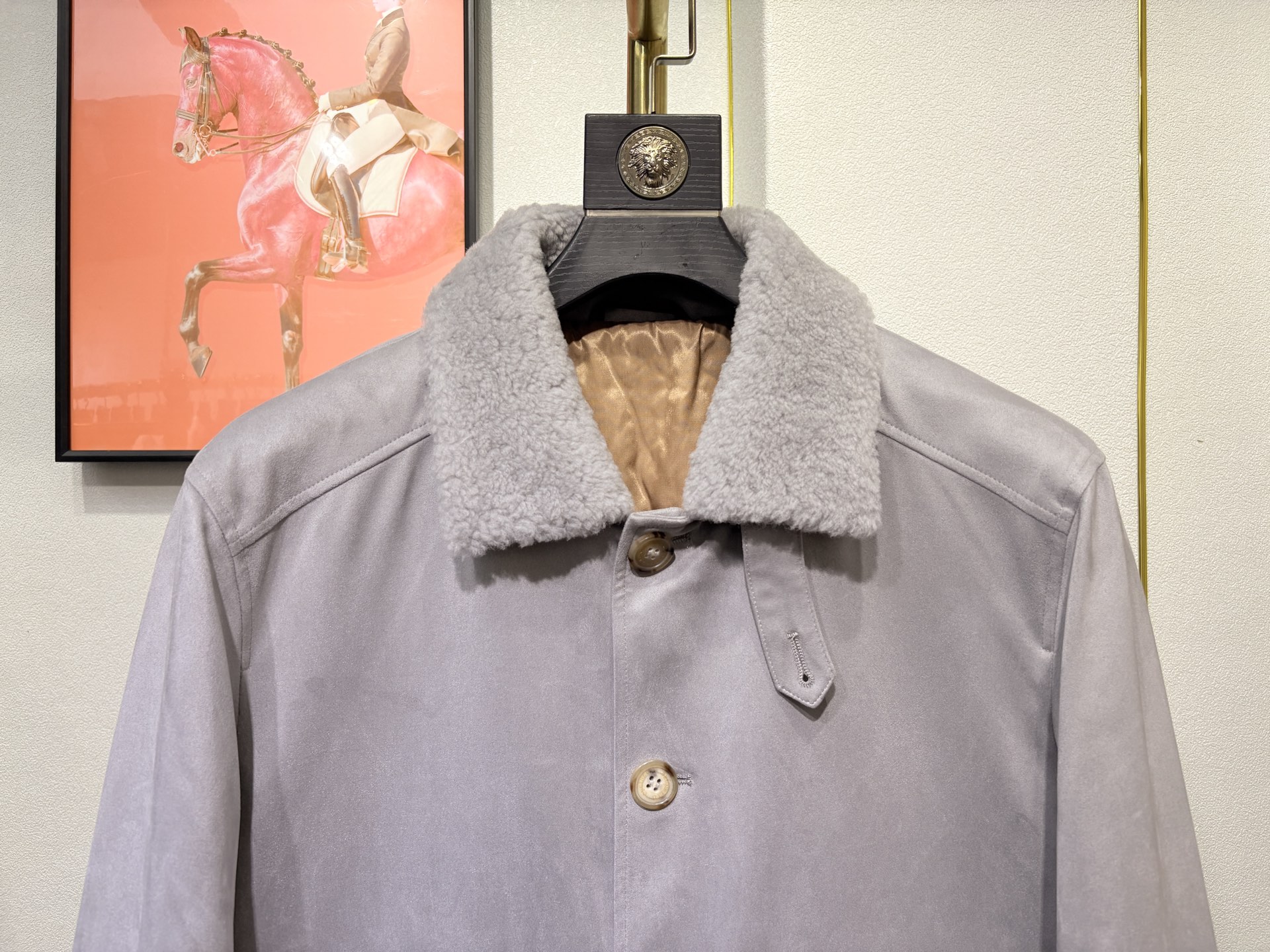 羽模式 BC，意大利老钱风夹克外套，采用高端海岛丝面料，内里填充桑蚕丝，保暖性极佳，羊毛毛领设计，高端时