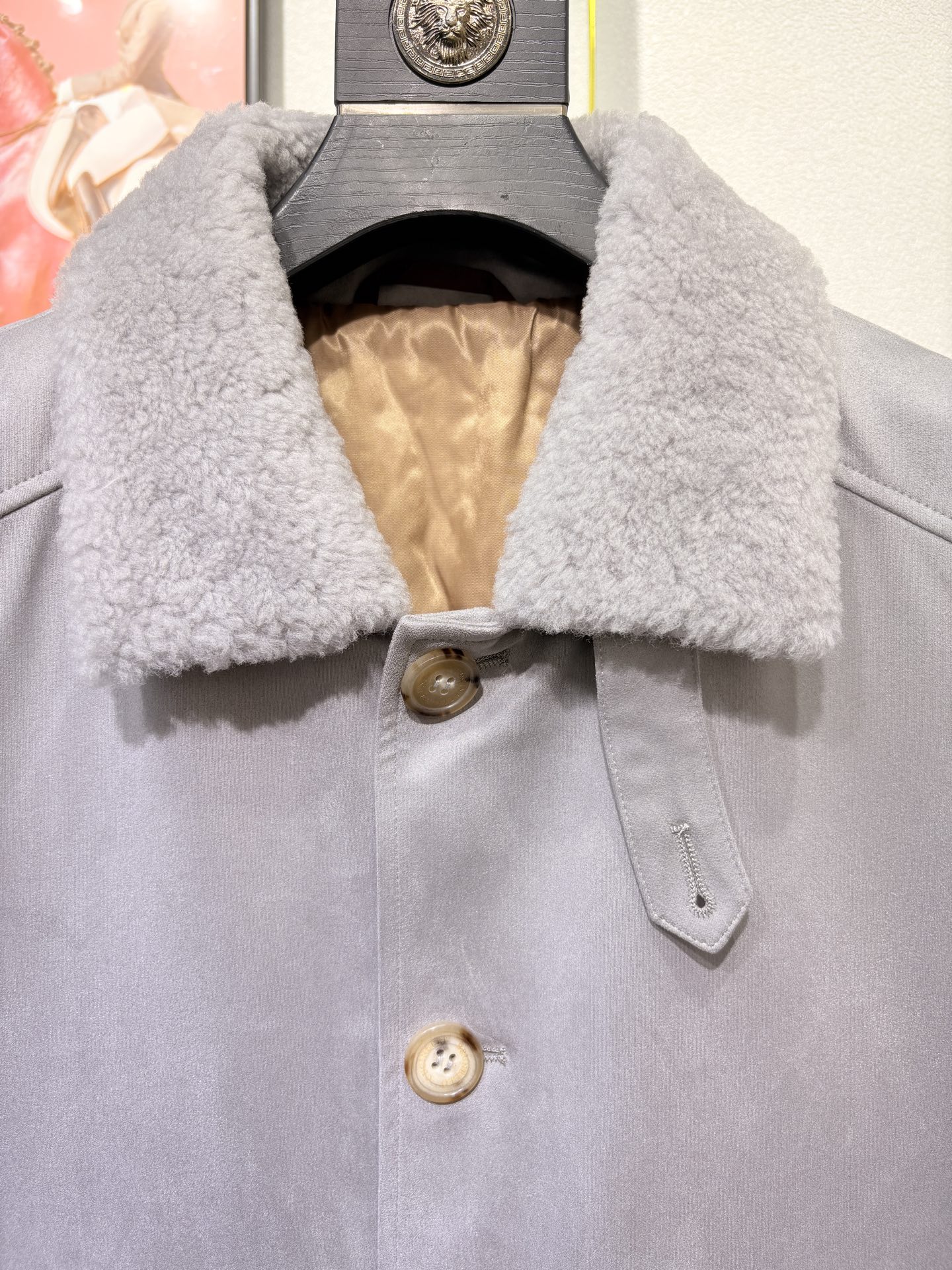 羽模式 BC，意大利老钱风夹克外套，采用高端海岛丝面料，内里填充桑蚕丝，保暖性极佳，羊毛毛领设计，高端时