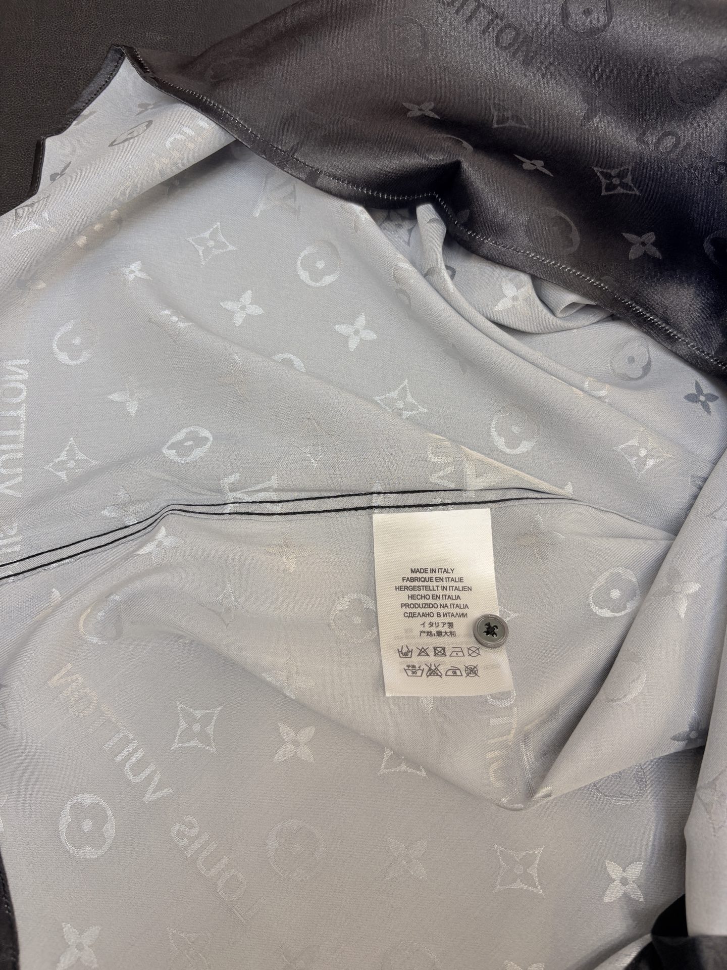 LV，新款男士休闲Polo衬衫，高端定制面料，高端版本，时尚百搭爆款，选用进口仿真丝面料，手感超柔软细腻