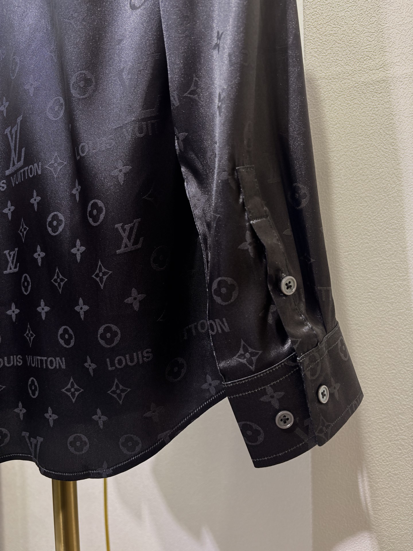 LV，新款男士休闲Polo衬衫，高端定制面料，高端版本，时尚百搭爆款，选用进口仿真丝面料，手感超柔软细腻