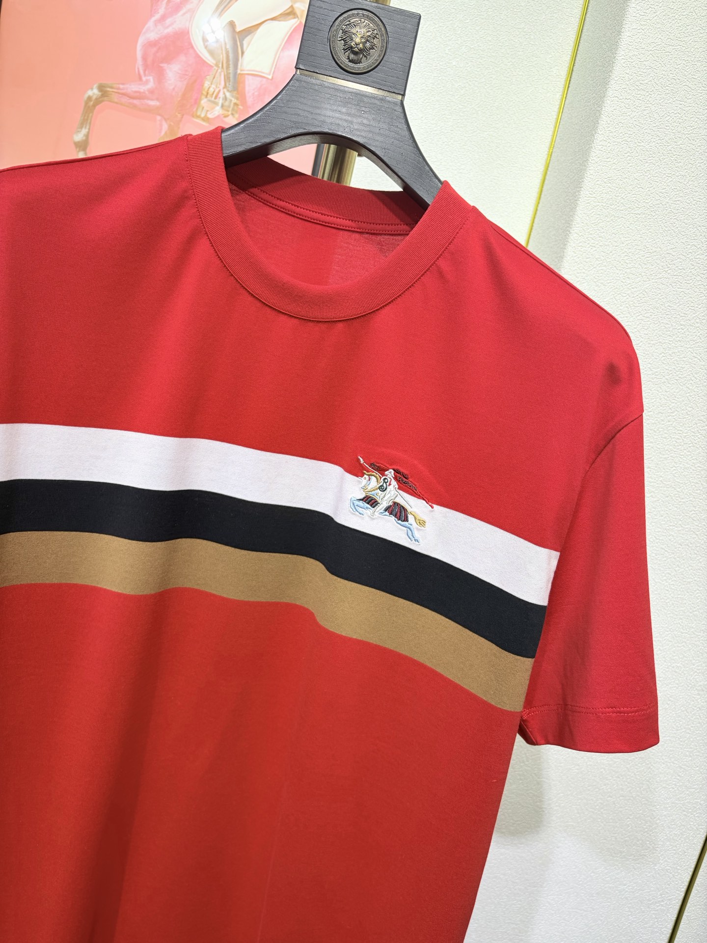 Burberr*y 2026巴宝莉新年中国红欧棉T恤，藏在平纹肌理里的奢雅，采用高支棉平纹面料打造，亲肤