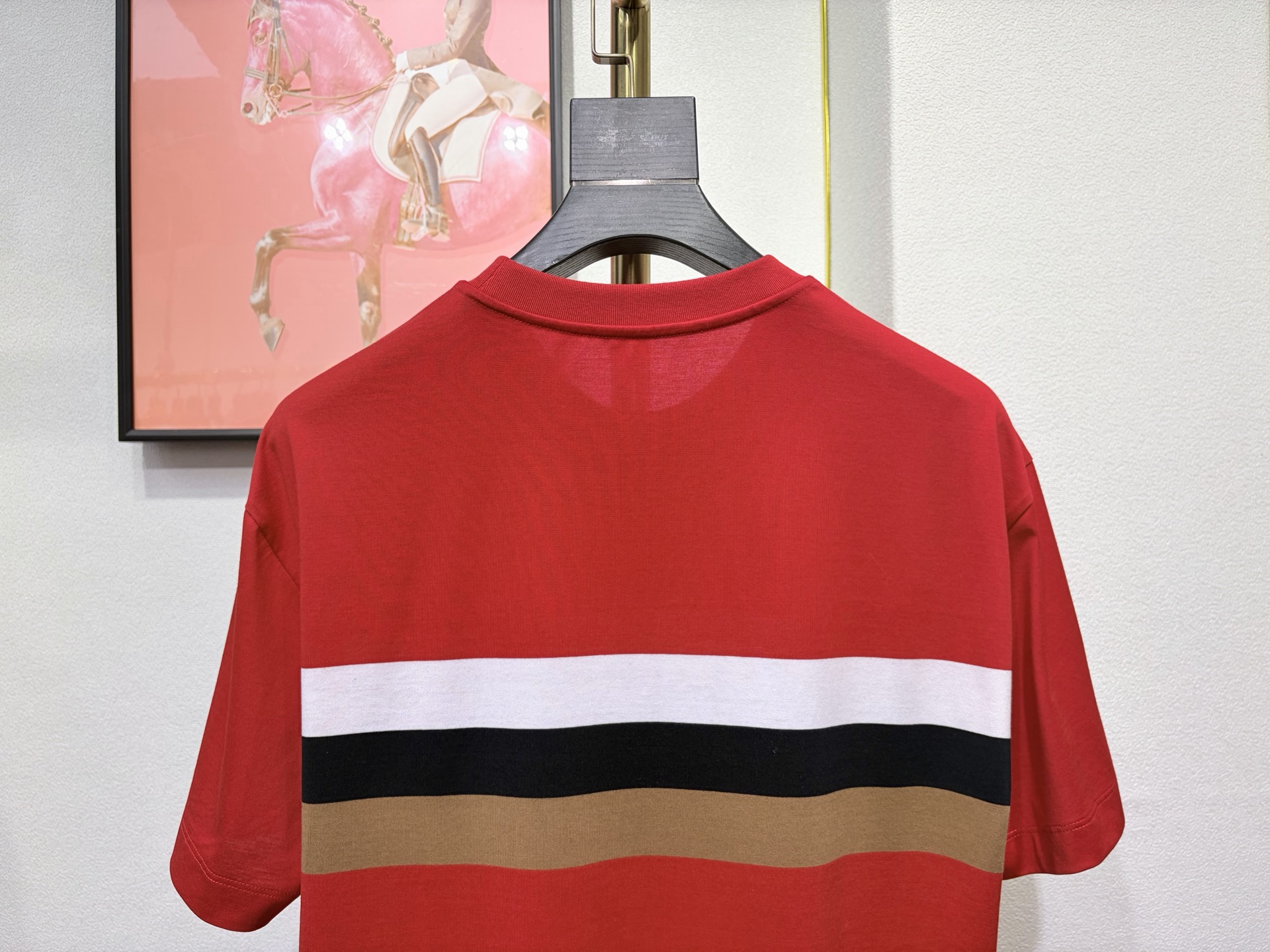 Burberr*y 2026巴宝莉新年中国红欧棉T恤，藏在平纹肌理里的奢雅，采用高支棉平纹面料打造，亲肤