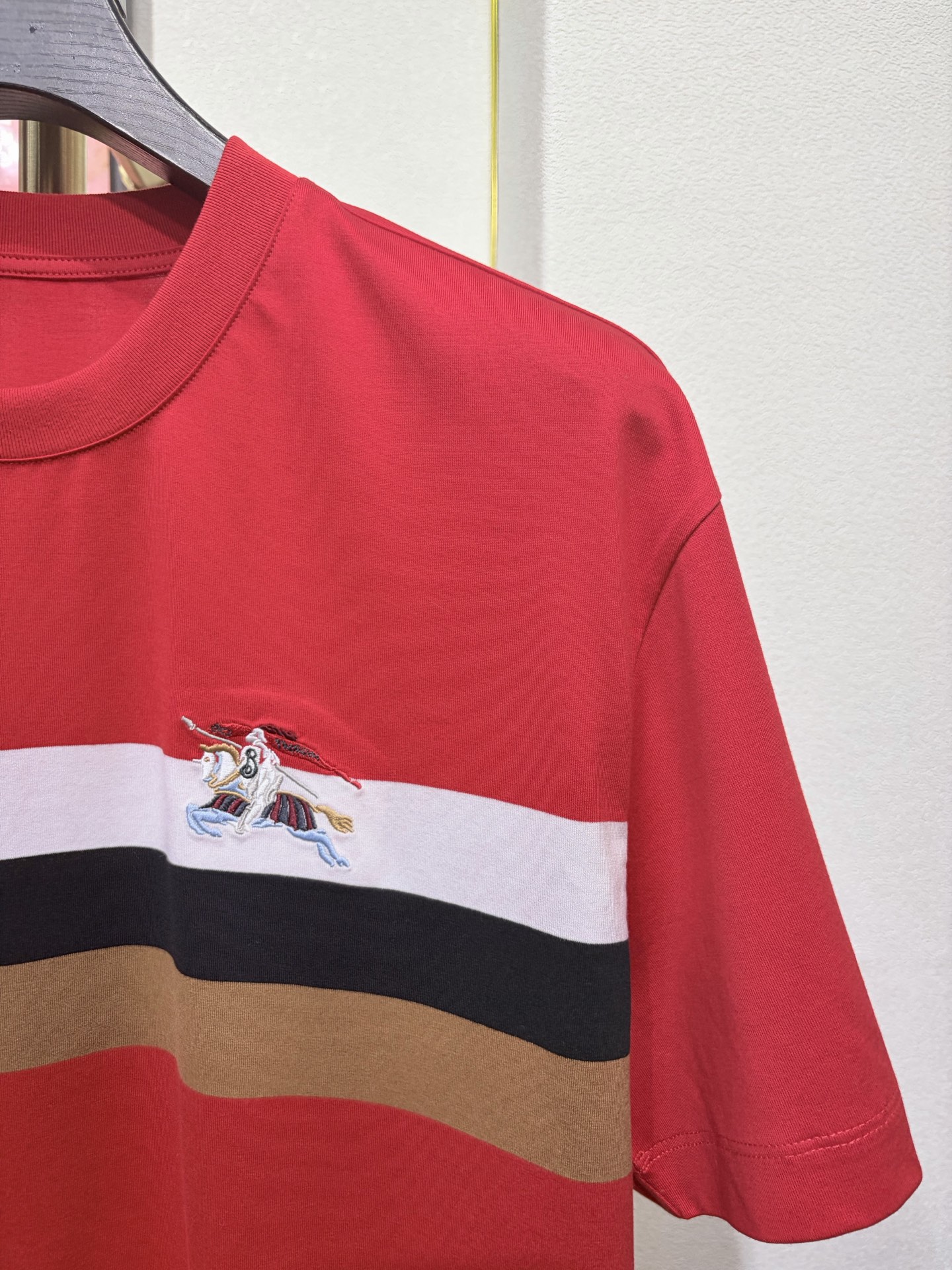 Burberr*y 2026巴宝莉新年中国红欧棉T恤，藏在平纹肌理里的奢雅，采用高支棉平纹面料打造，亲肤