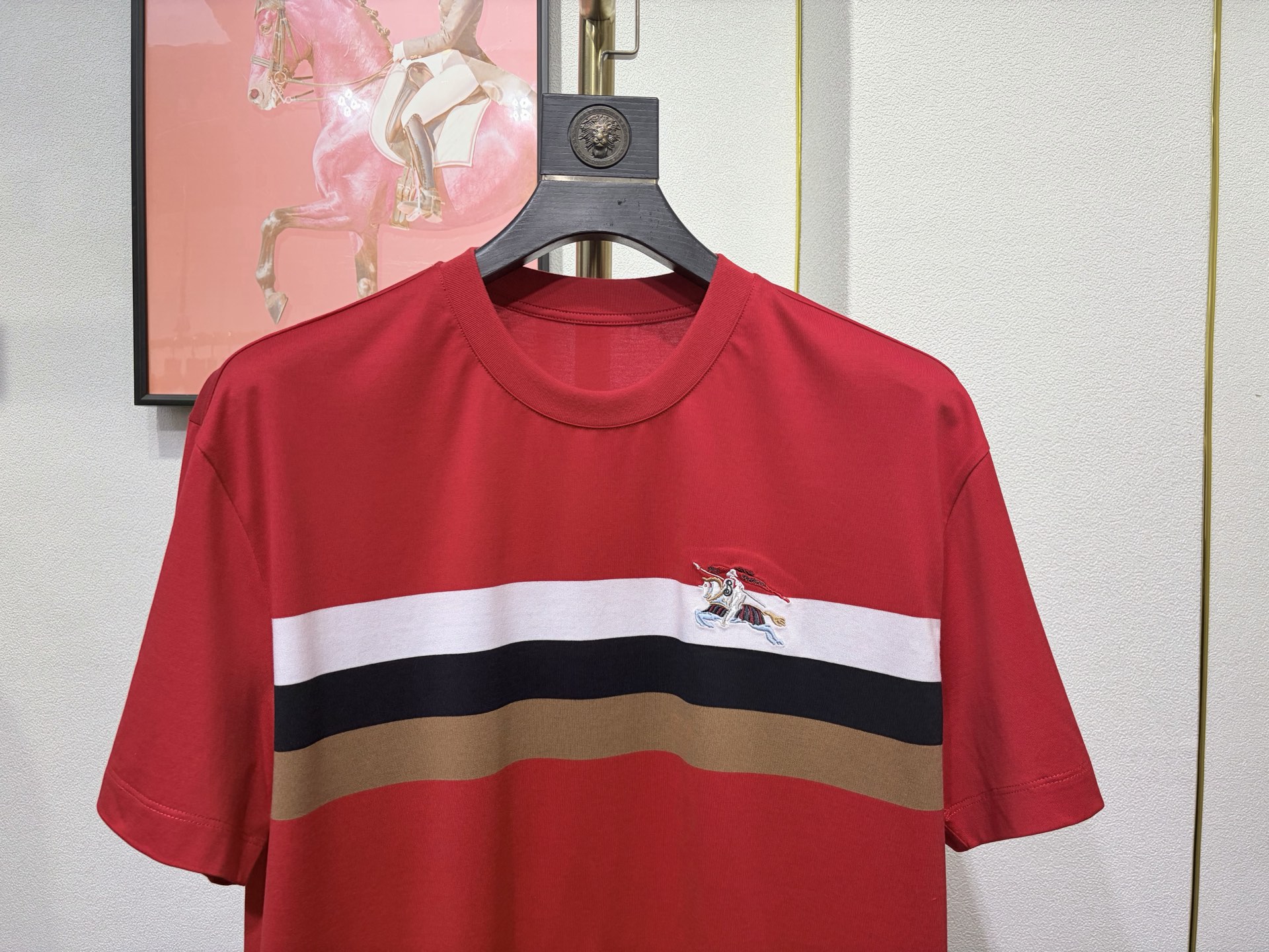 Burberr*y 2026巴宝莉新年中国红欧棉T恤，藏在平纹肌理里的奢雅，采用高支棉平纹面料打造，亲肤