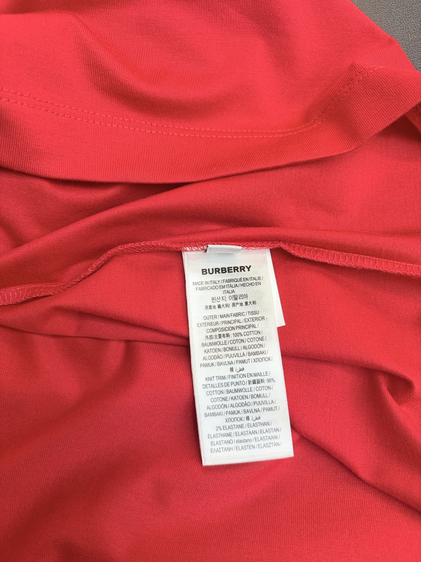 Burberr*y 2026巴宝莉新年中国红欧棉T恤，藏在平纹肌理里的奢雅，采用高支棉平纹面料打造，亲肤