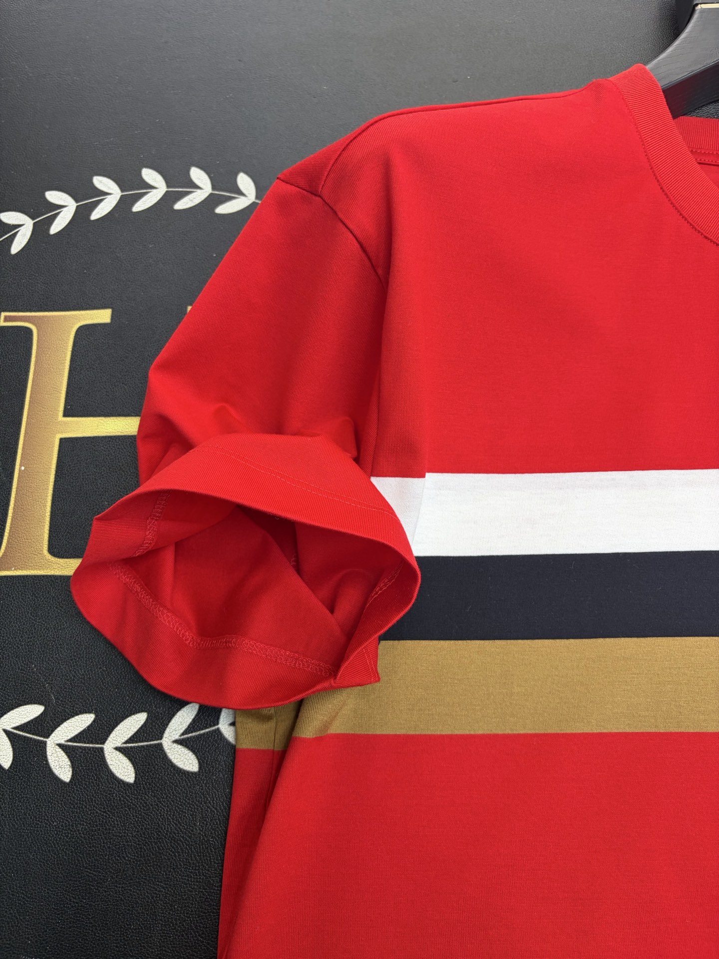 Burberr*y 2026巴宝莉新年中国红欧棉T恤，藏在平纹肌理里的奢雅，采用高支棉平纹面料打造，亲肤