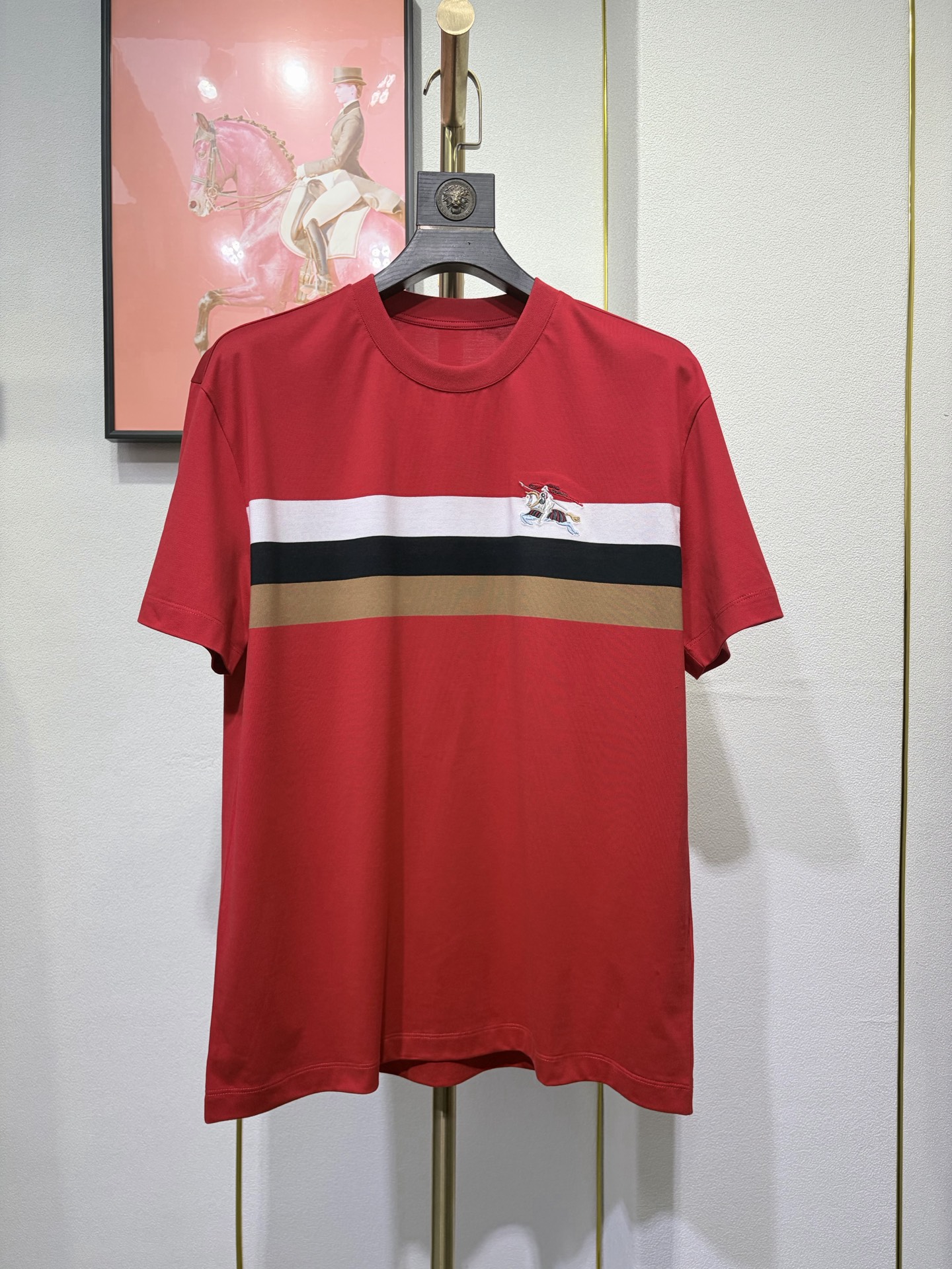 Burberr*y 2026巴宝莉新年中国红欧棉T恤，藏在平纹肌理里的奢雅，采用高支棉平纹面料打造，亲肤