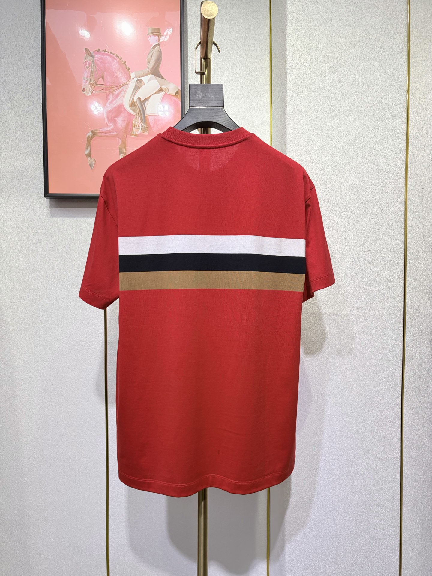 Burberr*y 2026巴宝莉新年中国红欧棉T恤，藏在平纹肌理里的奢雅，采用高支棉平纹面料打造，亲肤