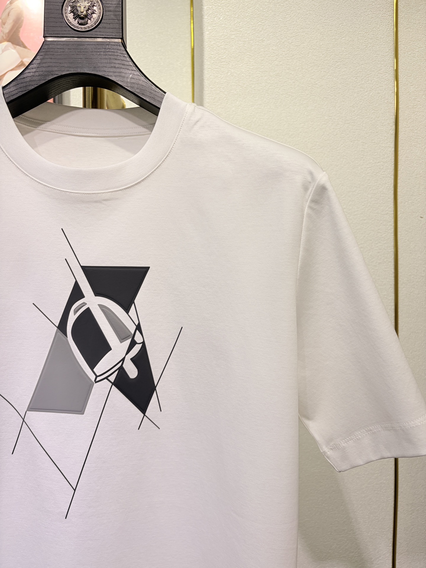 HERMES 爱马仕秀场同款T恤 此款T恤采用双丝光平纹面料，标准的圆领短袖版型，饰有H家3D印花工艺嵌