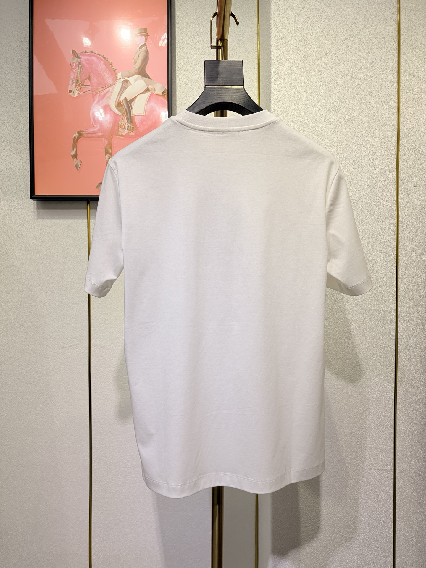 HERMES 爱马仕秀场同款T恤 此款T恤采用双丝光平纹面料，标准的圆领短袖版型，饰有H家3D印花工艺嵌