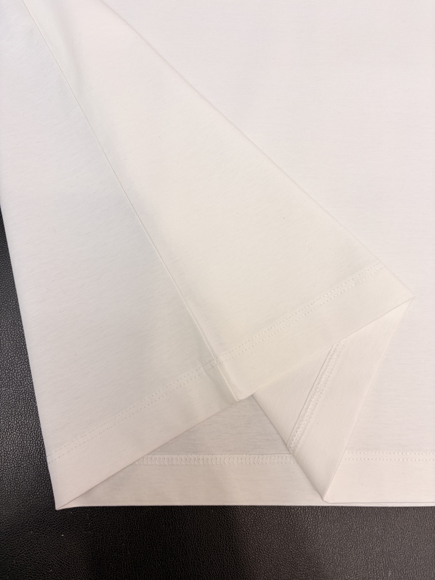 HERMES 爱马仕秀场同款T恤 此款T恤采用双丝光平纹面料，标准的圆领短袖版型，饰有H家3D印花工艺嵌