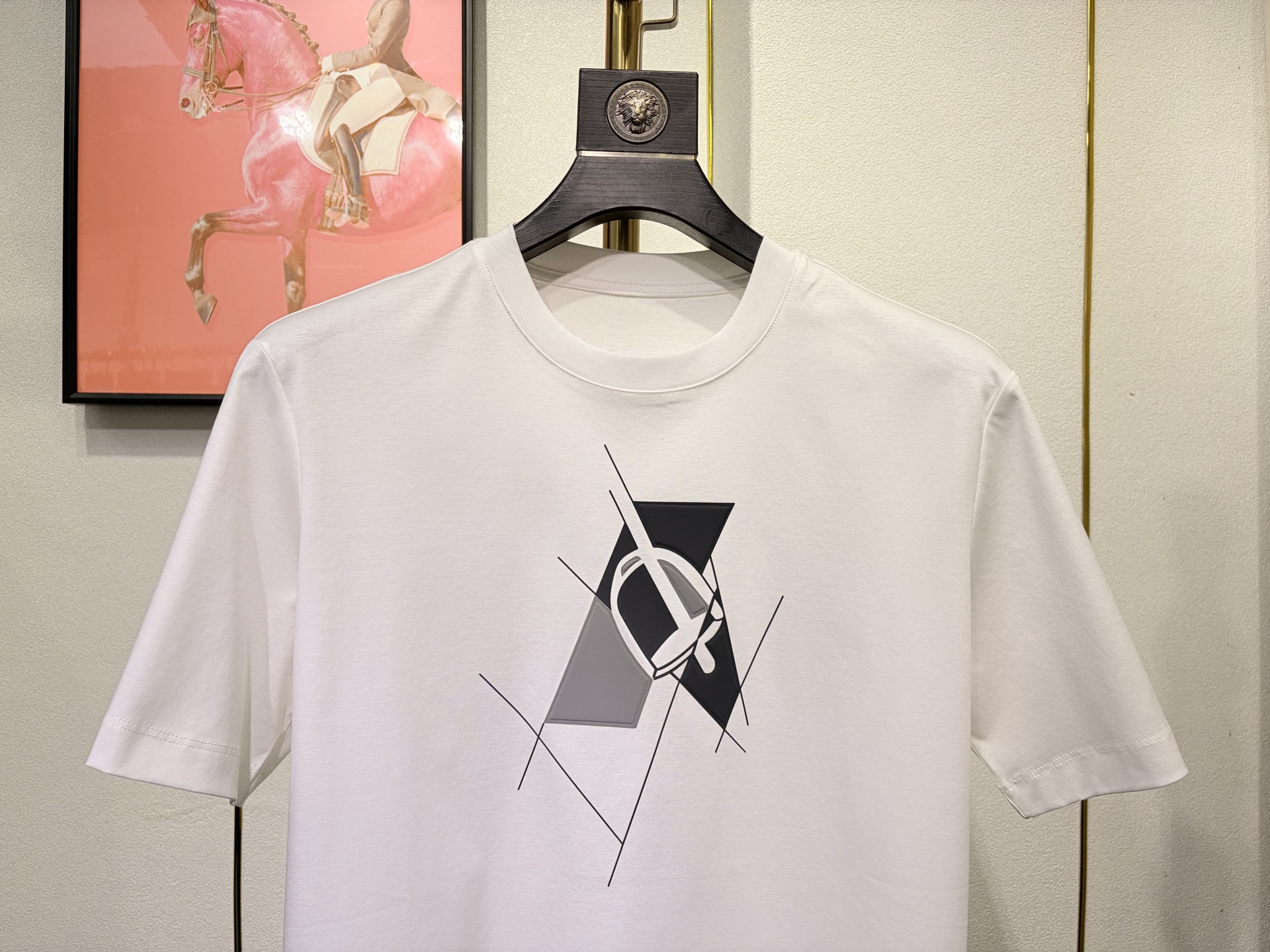 HERMES 爱马仕秀场同款T恤 此款T恤采用双丝光平纹面料，标准的圆领短袖版型，饰有H家3D印花工艺嵌