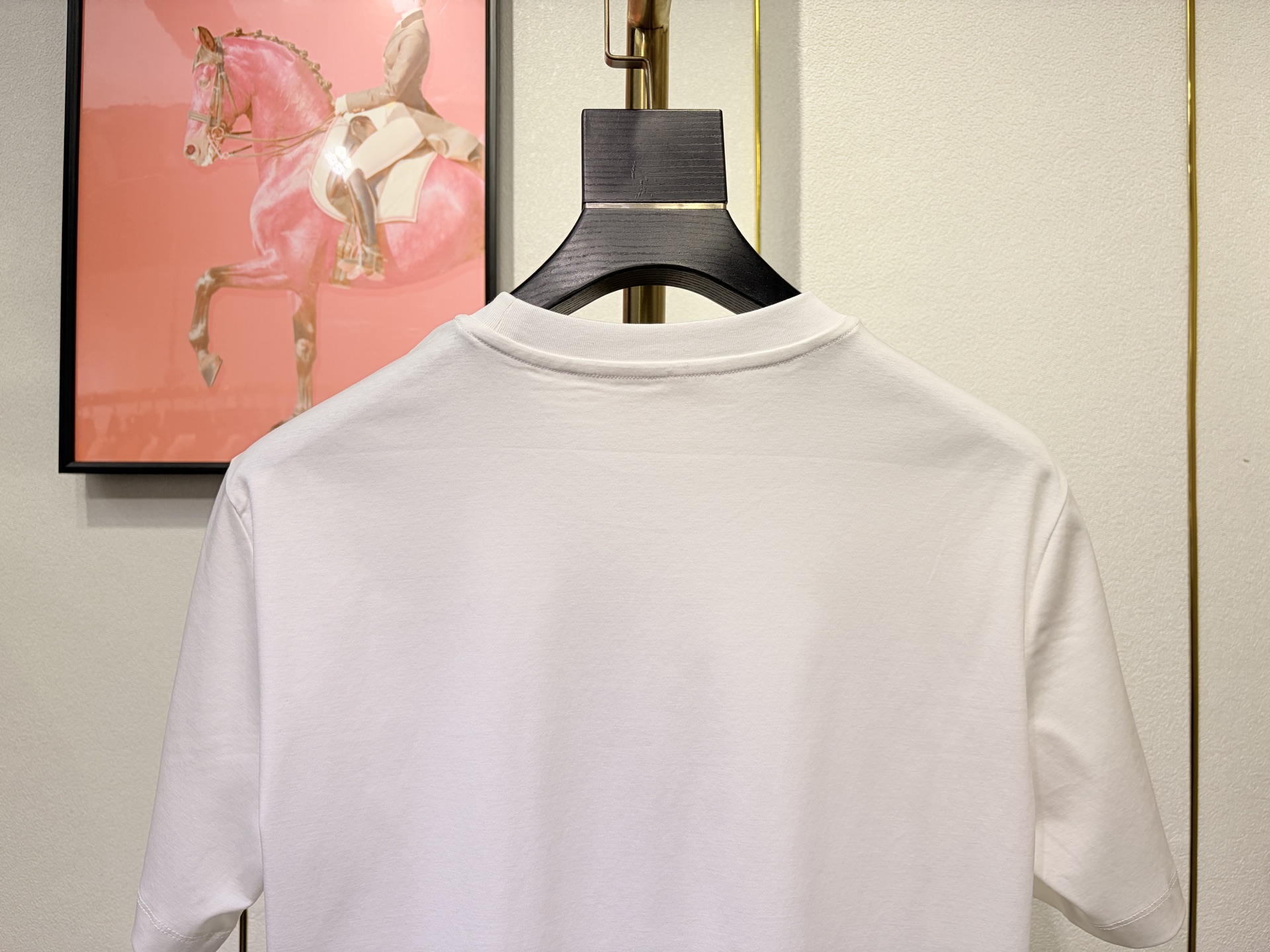 HERMES 爱马仕秀场同款T恤 此款T恤采用双丝光平纹面料，标准的圆领短袖版型，饰有H家3D印花工艺嵌