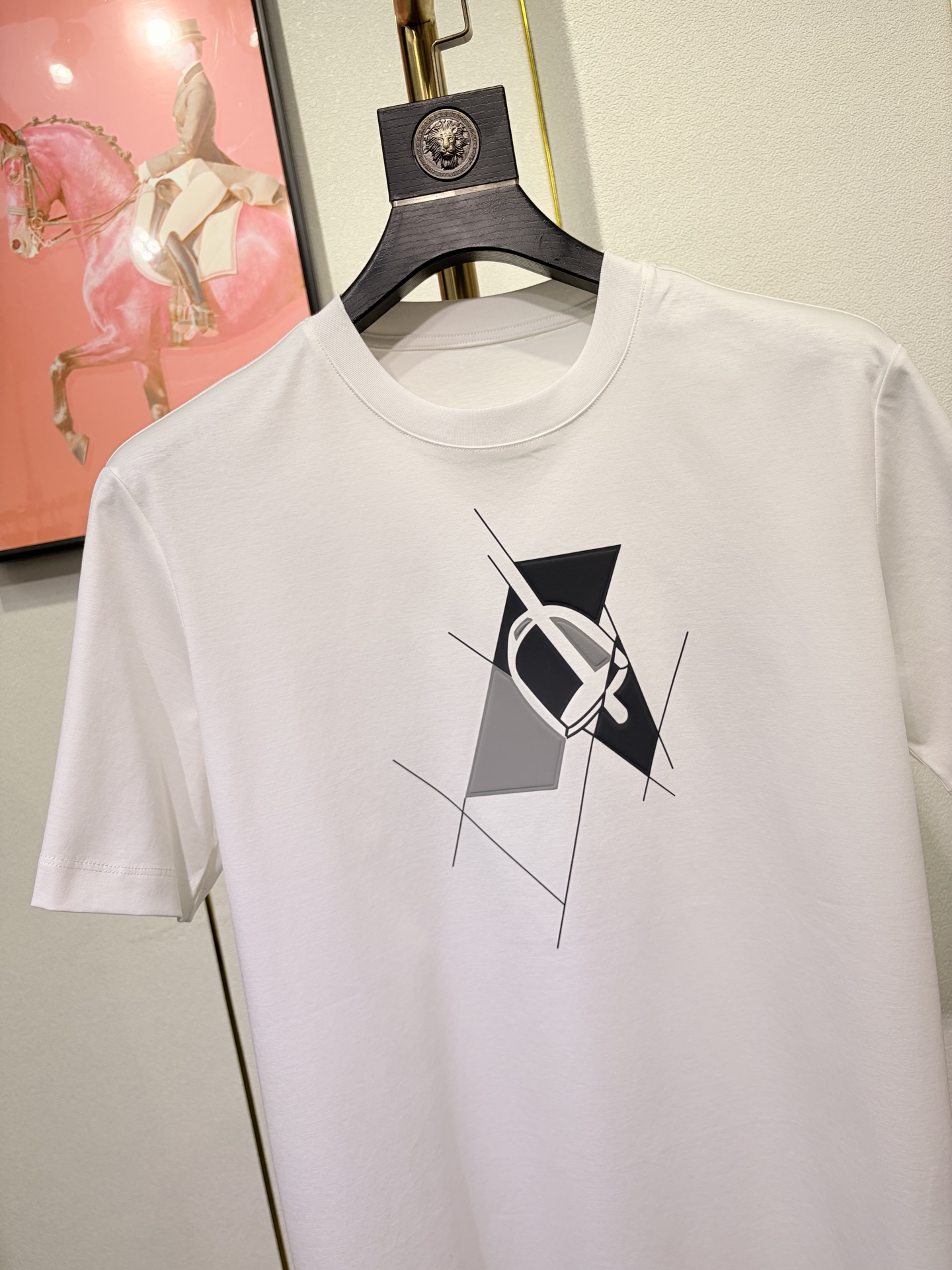 HERMES 爱马仕秀场同款T恤 此款T恤采用双丝光平纹面料，标准的圆领短袖版型，饰有H家3D印花工艺嵌