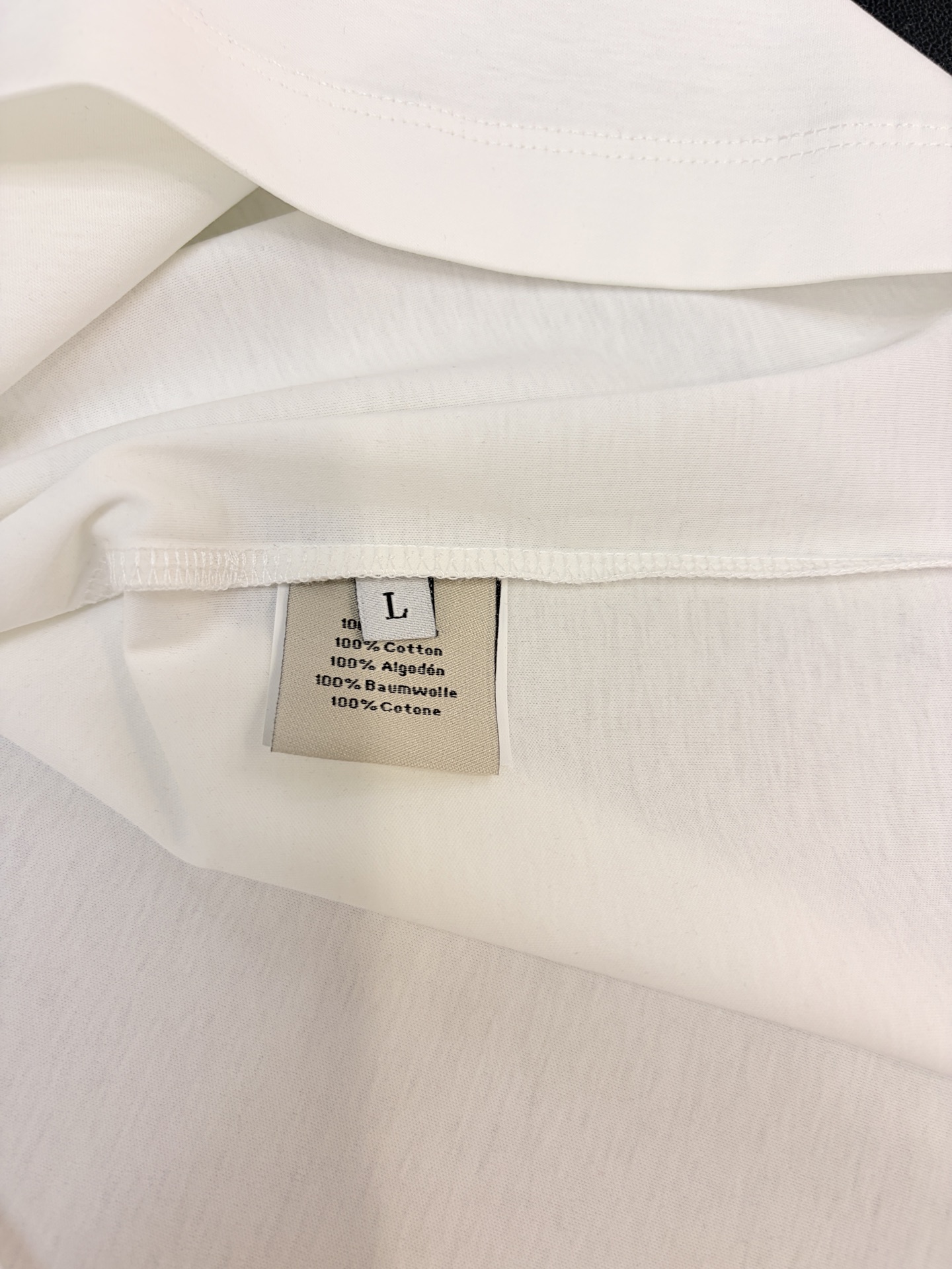 HERMES 爱马仕秀场同款T恤 此款T恤采用双丝光平纹面料，标准的圆领短袖版型，饰有H家3D印花工艺嵌