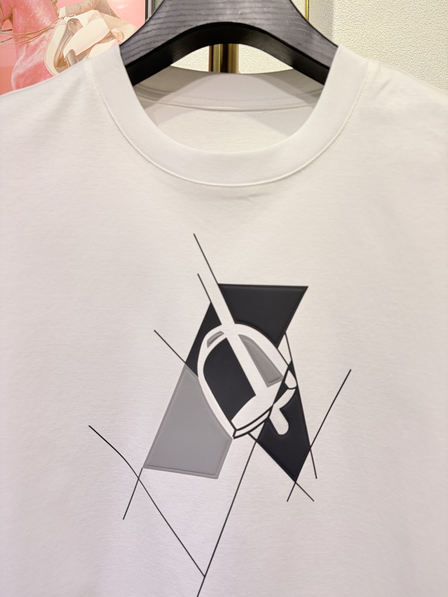 HERMES 爱马仕秀场同款T恤 此款T恤采用双丝光平纹面料，标准的圆领短袖版型，饰有H家3D印花工艺嵌