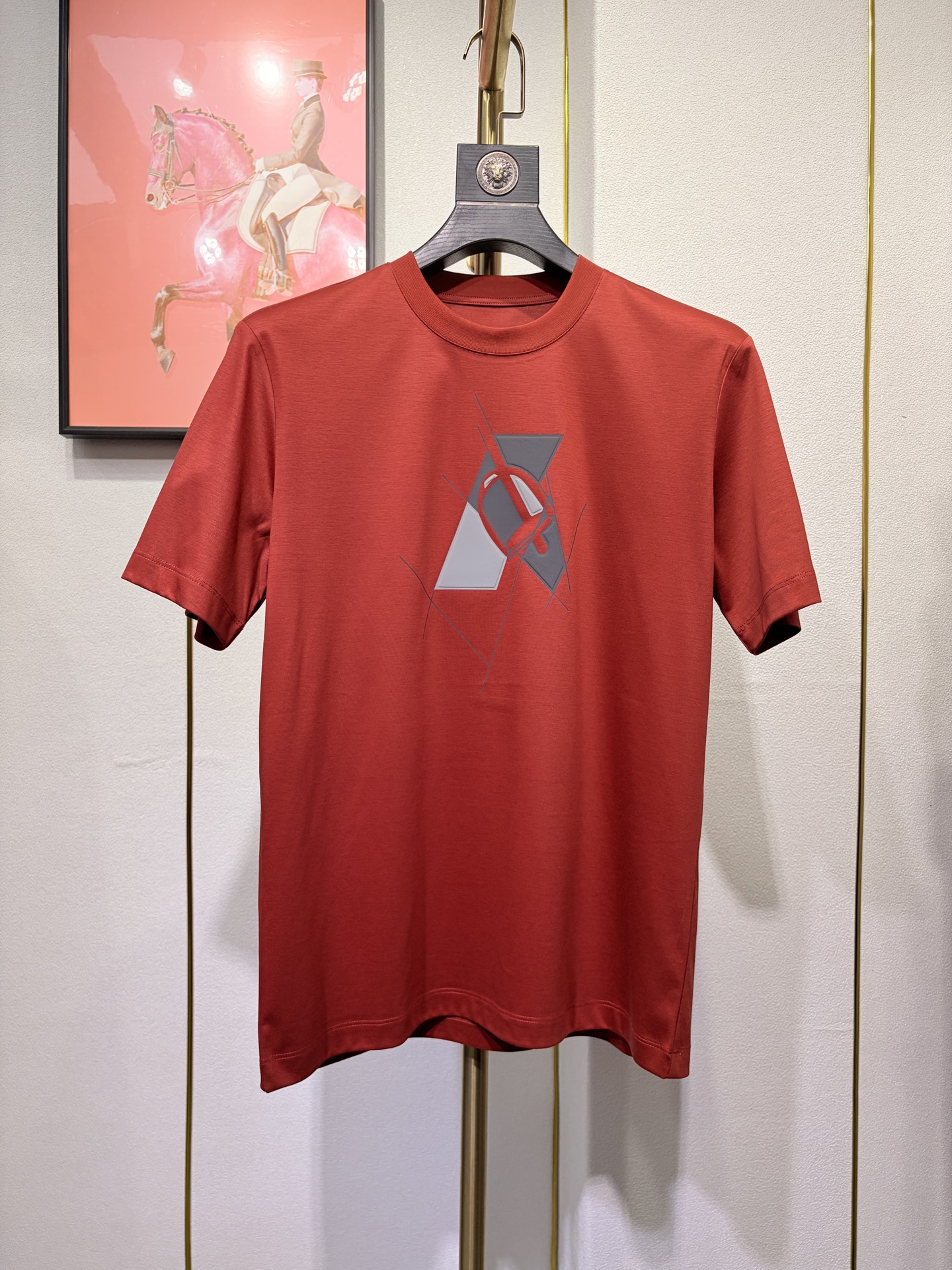 HERMES 爱马仕秀场同款T恤 此款T恤采用双丝光平纹面料，标准的圆领短袖版型，饰有H家3D印花工艺嵌