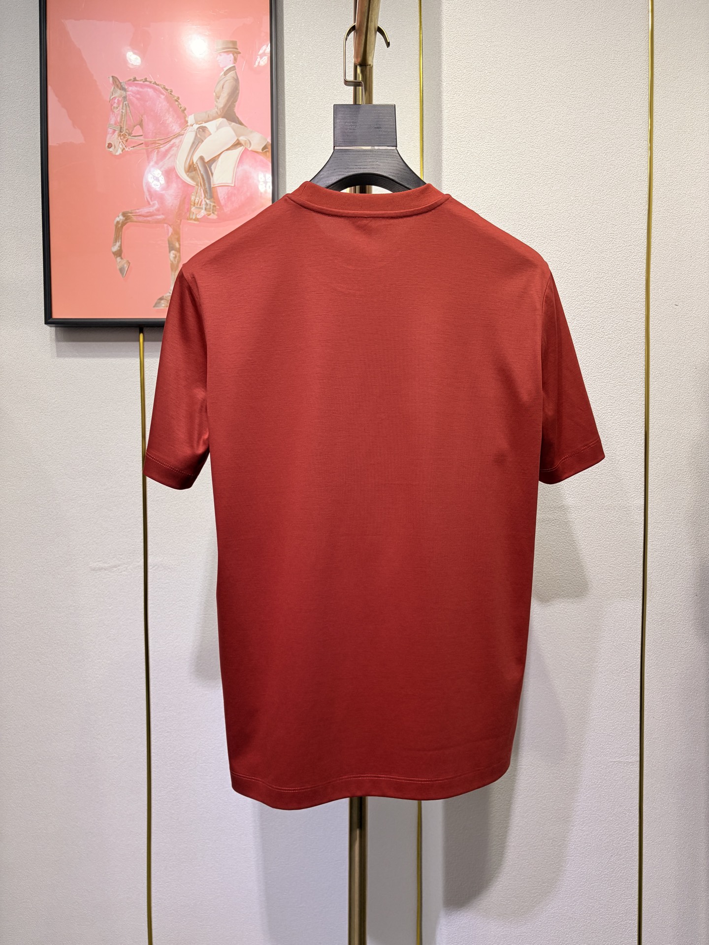 HERMES 爱马仕秀场同款T恤 此款T恤采用双丝光平纹面料，标准的圆领短袖版型，饰有H家3D印花工艺嵌