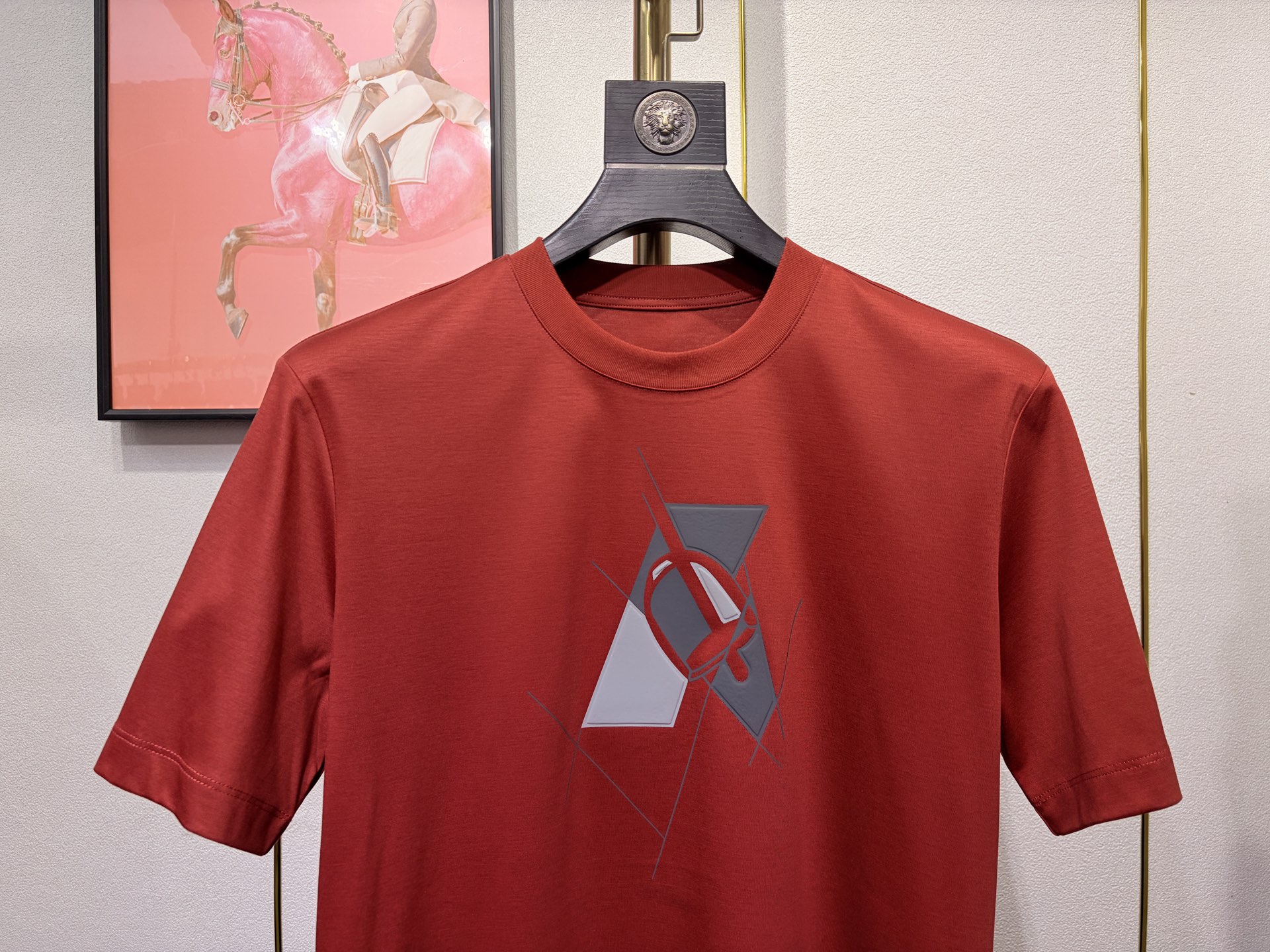 HERMES 爱马仕秀场同款T恤 此款T恤采用双丝光平纹面料，标准的圆领短袖版型，饰有H家3D印花工艺嵌