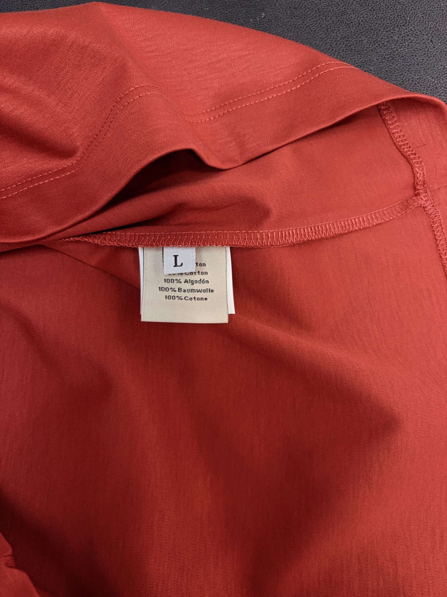 HERMES 爱马仕秀场同款T恤 此款T恤采用双丝光平纹面料，标准的圆领短袖版型，饰有H家3D印花工艺嵌