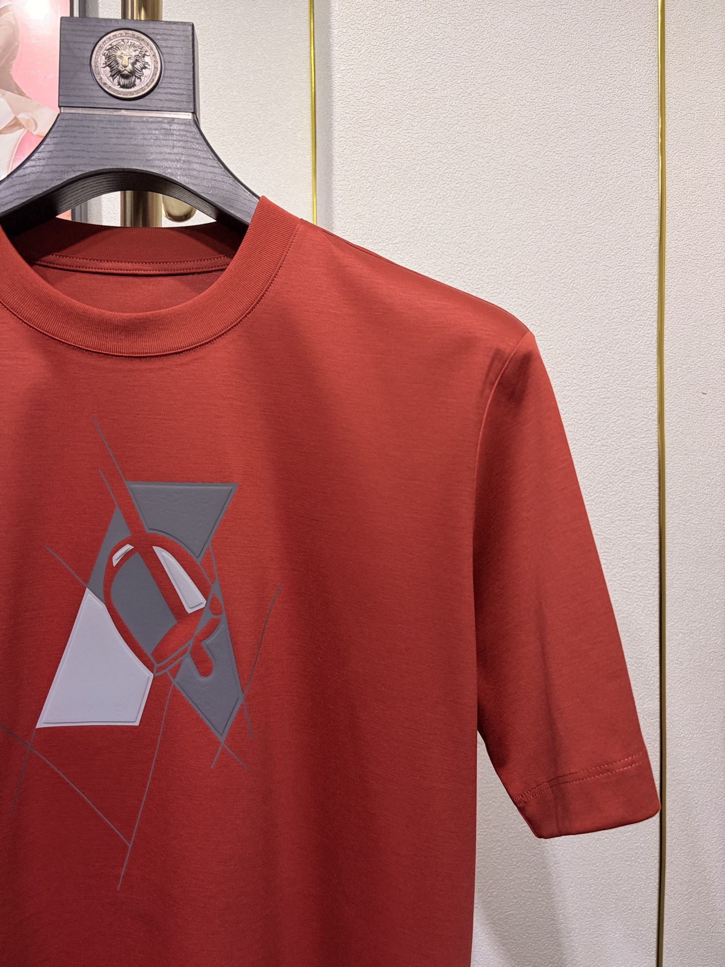 HERMES 爱马仕秀场同款T恤 此款T恤采用双丝光平纹面料，标准的圆领短袖版型，饰有H家3D印花工艺嵌