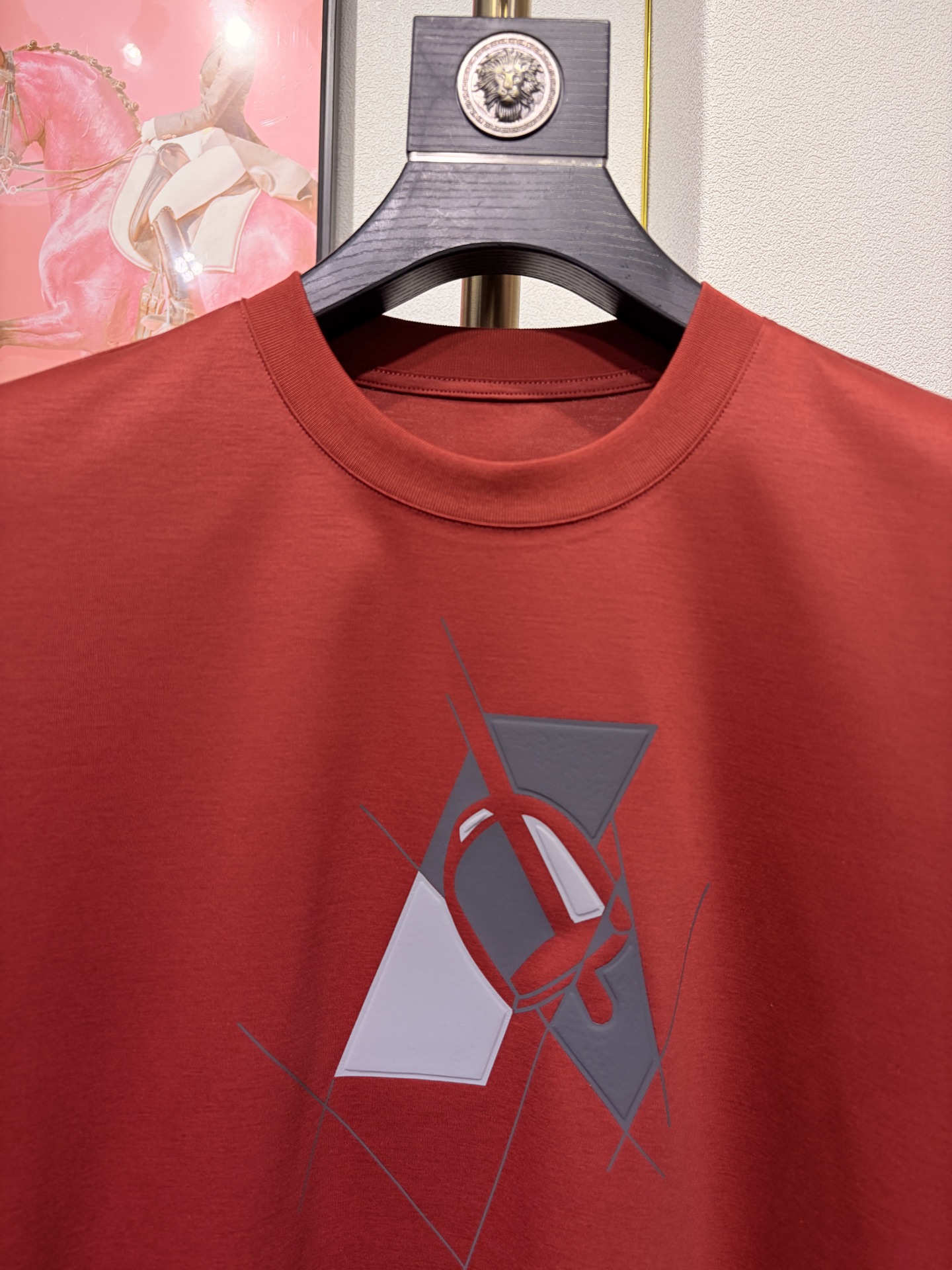 HERMES 爱马仕秀场同款T恤 此款T恤采用双丝光平纹面料，标准的圆领短袖版型，饰有H家3D印花工艺嵌