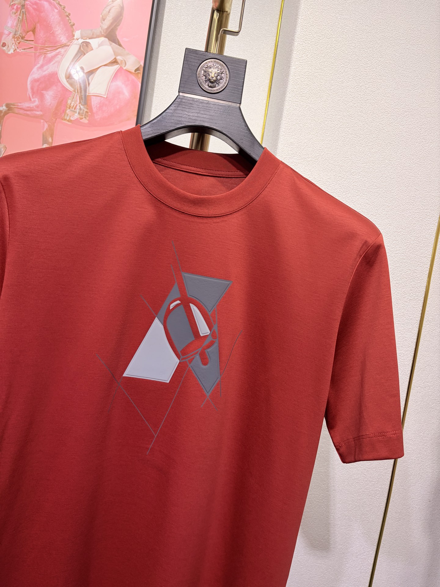 HERMES 爱马仕秀场同款T恤 此款T恤采用双丝光平纹面料，标准的圆领短袖版型，饰有H家3D印花工艺嵌