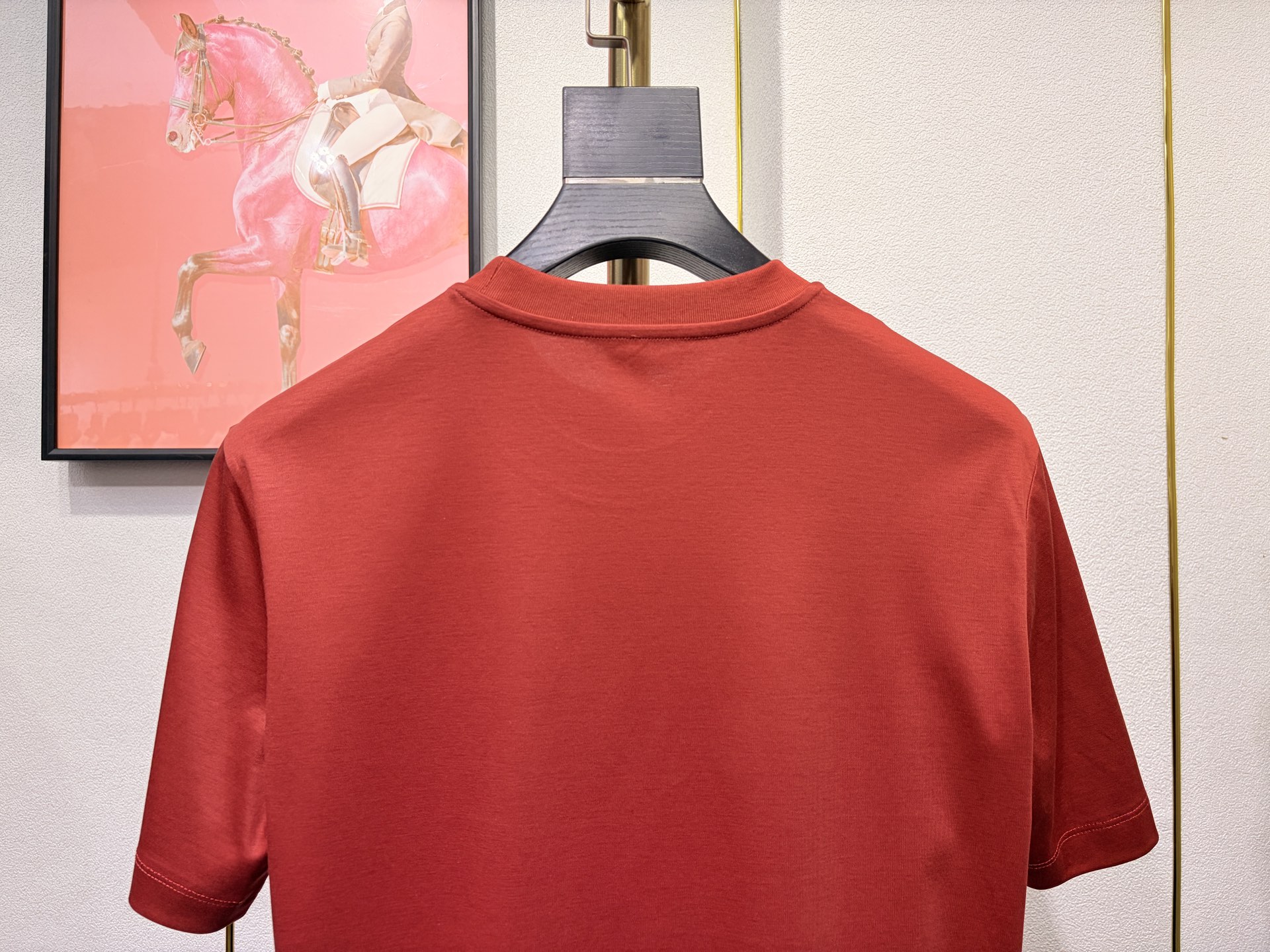 HERMES 爱马仕秀场同款T恤 此款T恤采用双丝光平纹面料，标准的圆领短袖版型，饰有H家3D印花工艺嵌