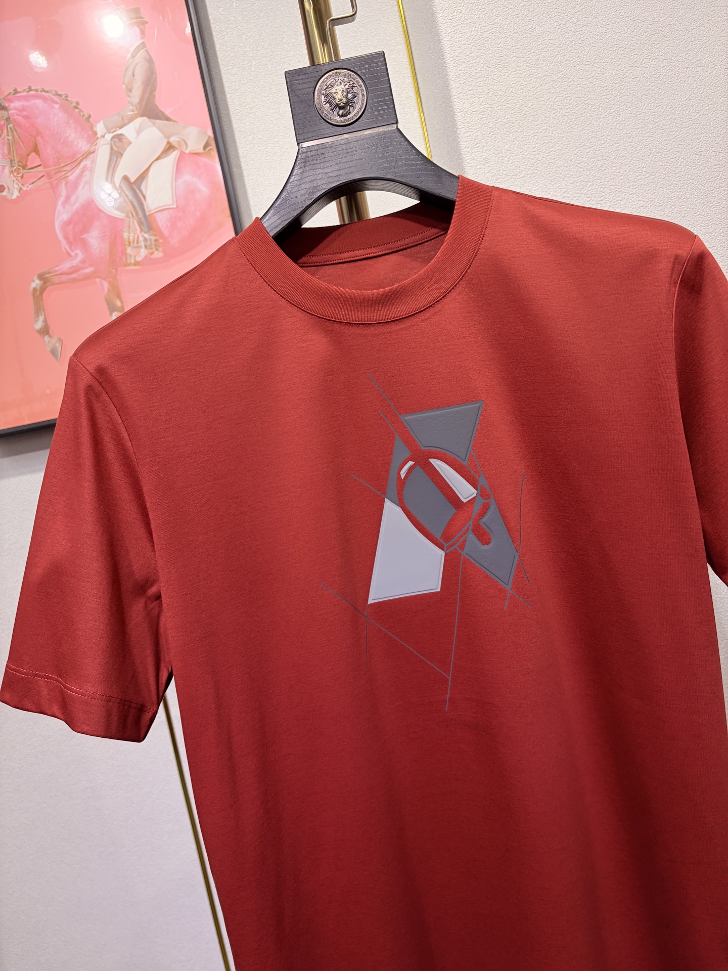 HERMES 爱马仕秀场同款T恤 此款T恤采用双丝光平纹面料，标准的圆领短袖版型，饰有H家3D印花工艺嵌