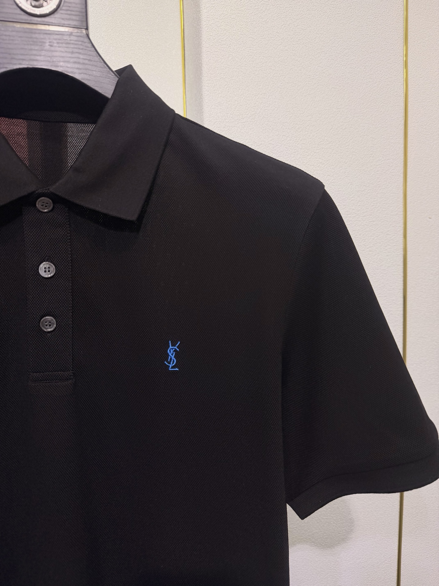 YSL，圣罗兰2026新款男士羊毛珠地Polo，于细节处见高端，采用高端羊毛珠地面料打造，兼顾柔软触感与