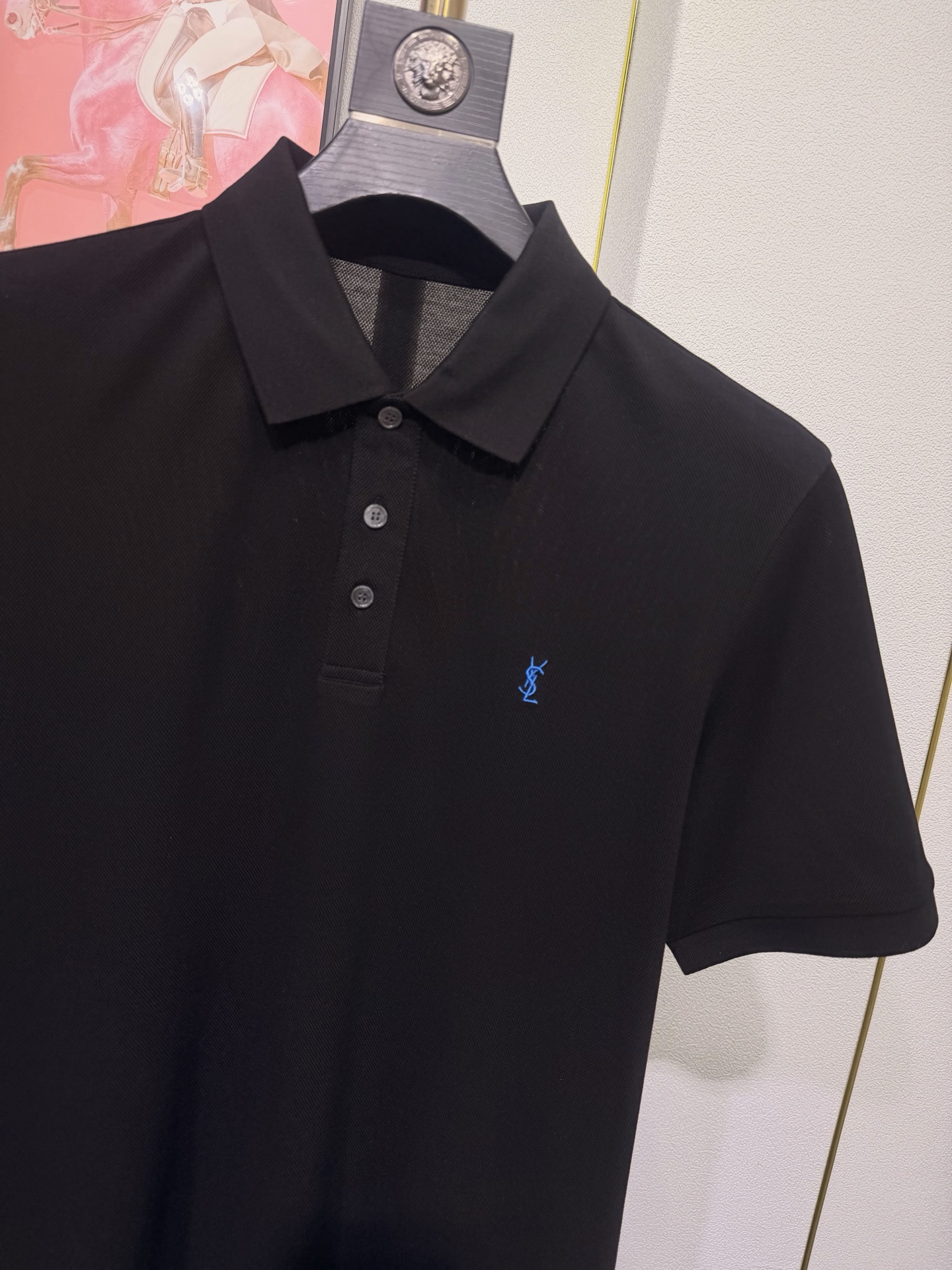 YSL，圣罗兰2026新款男士羊毛珠地Polo，于细节处见高端，采用高端羊毛珠地面料打造，兼顾柔软触感与