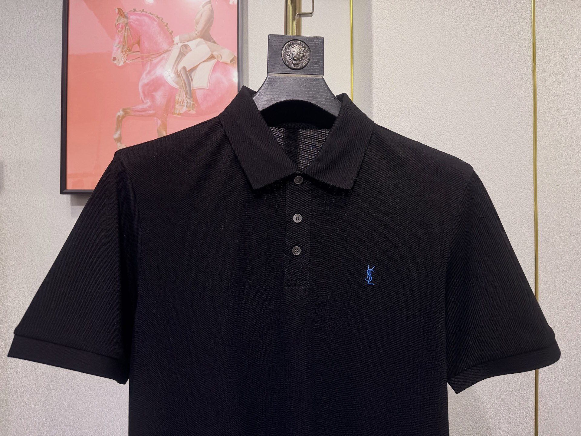 YSL，圣罗兰2026新款男士羊毛珠地Polo，于细节处见高端，采用高端羊毛珠地面料打造，兼顾柔软触感与