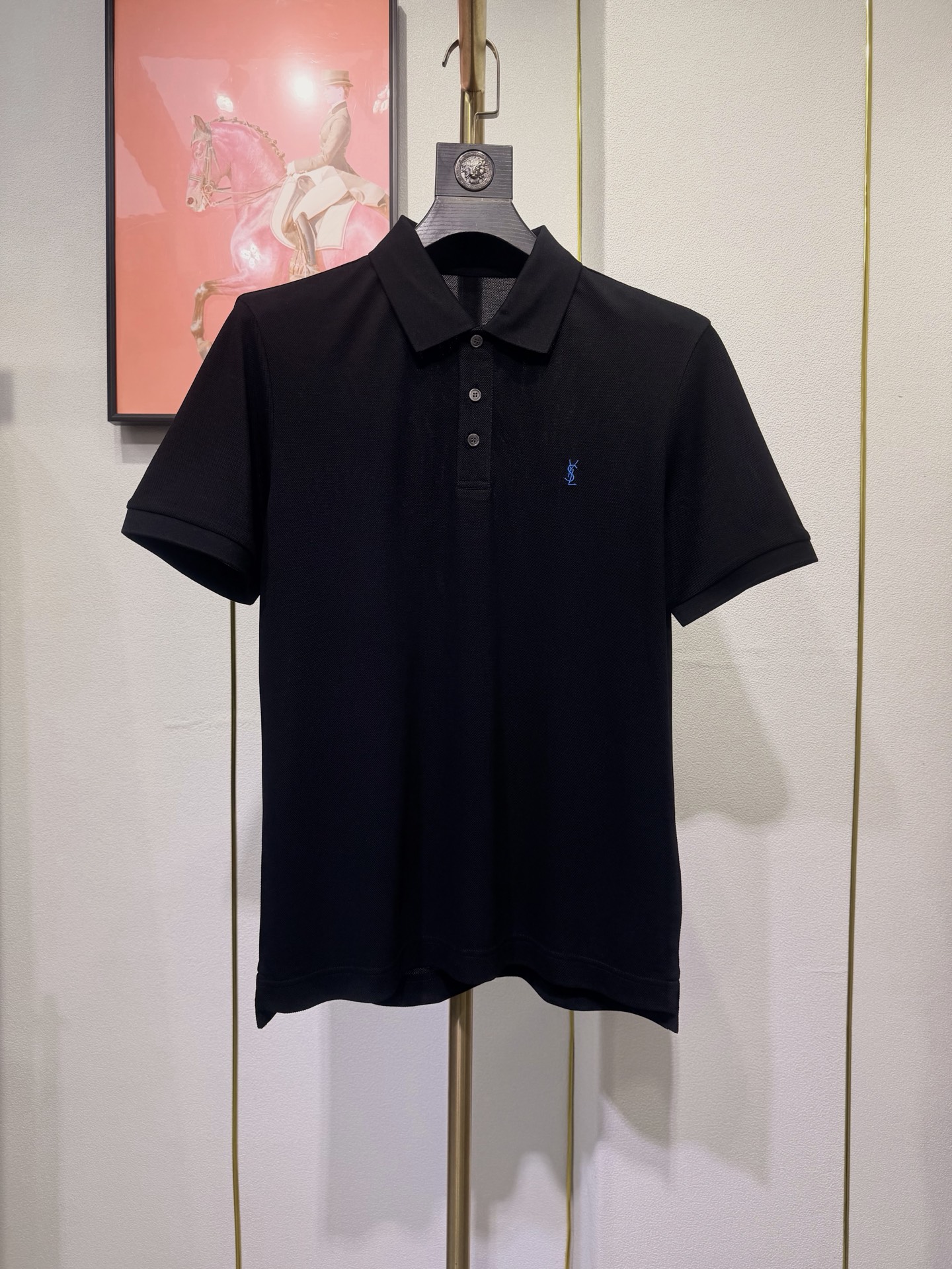 YSL，圣罗兰2026新款男士羊毛珠地Polo，于细节处见高端，采用高端羊毛珠地面料打造，兼顾柔软触感与