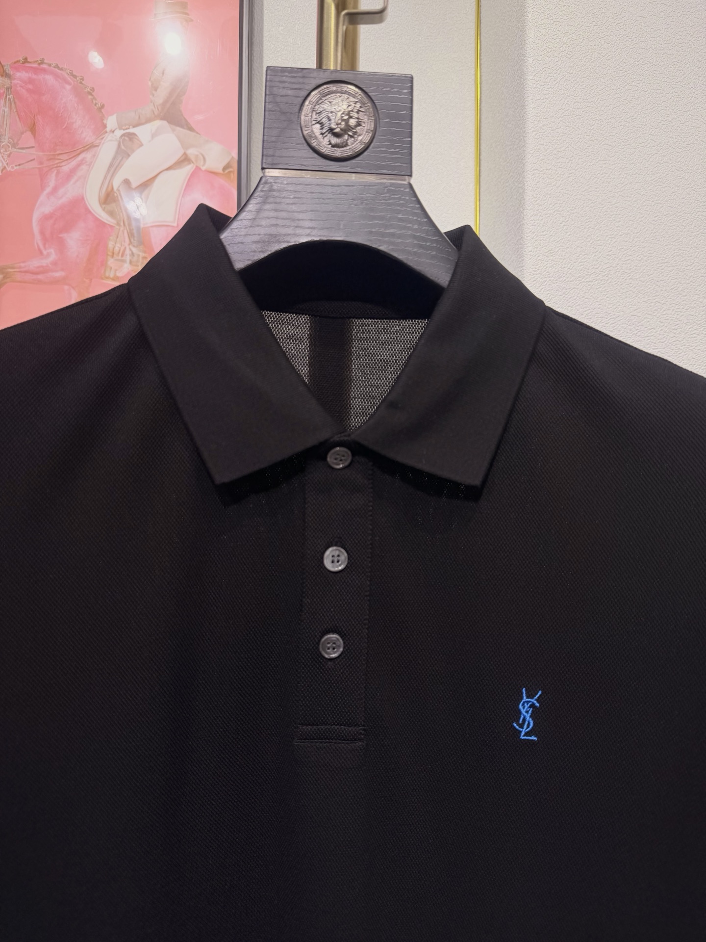 YSL，圣罗兰2026新款男士羊毛珠地Polo，于细节处见高端，采用高端羊毛珠地面料打造，兼顾柔软触感与