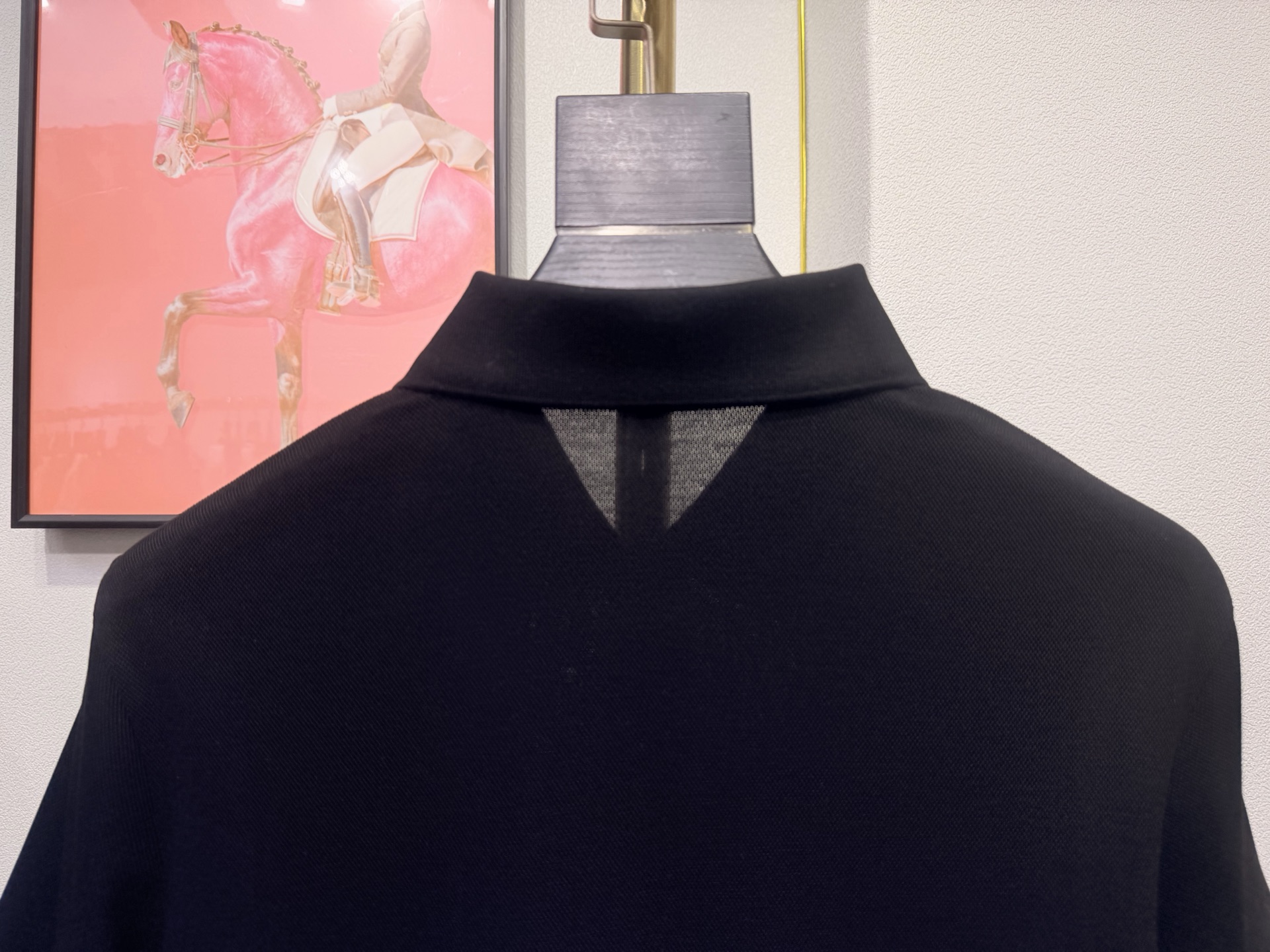 YSL，圣罗兰2026新款男士羊毛珠地Polo，于细节处见高端，采用高端羊毛珠地面料打造，兼顾柔软触感与