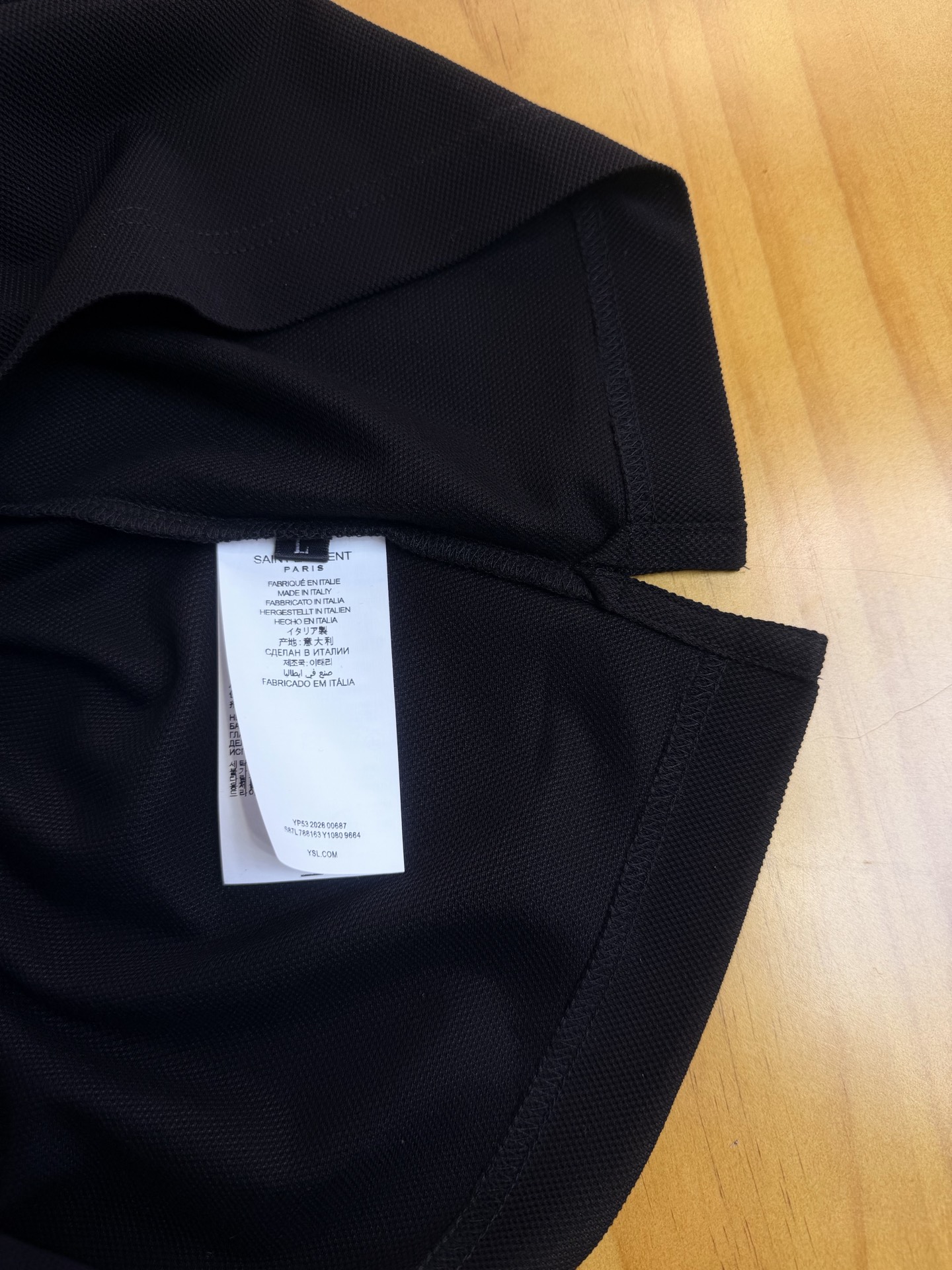 YSL，圣罗兰2026新款男士羊毛珠地Polo，于细节处见高端，采用高端羊毛珠地面料打造，兼顾柔软触感与