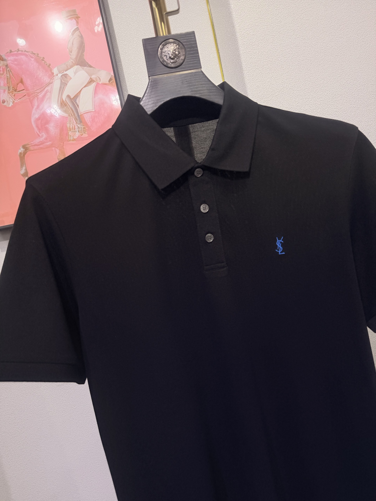 YSL，圣罗兰2026新款男士羊毛珠地Polo，于细节处见高端，采用高端羊毛珠地面料打造，兼顾柔软触感与