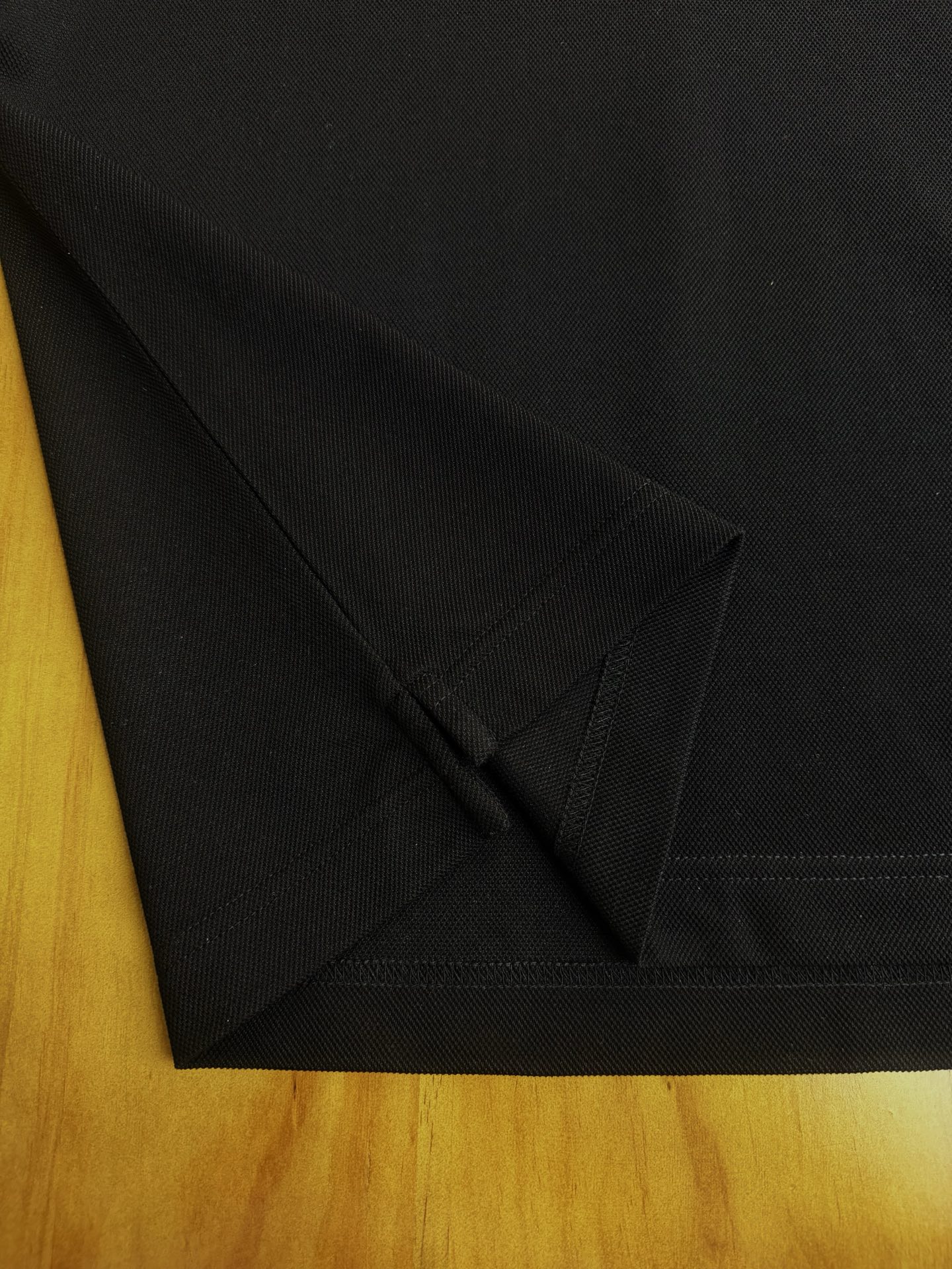 YSL，圣罗兰2026新款男士羊毛珠地Polo，于细节处见高端，采用高端羊毛珠地面料打造，兼顾柔软触感与