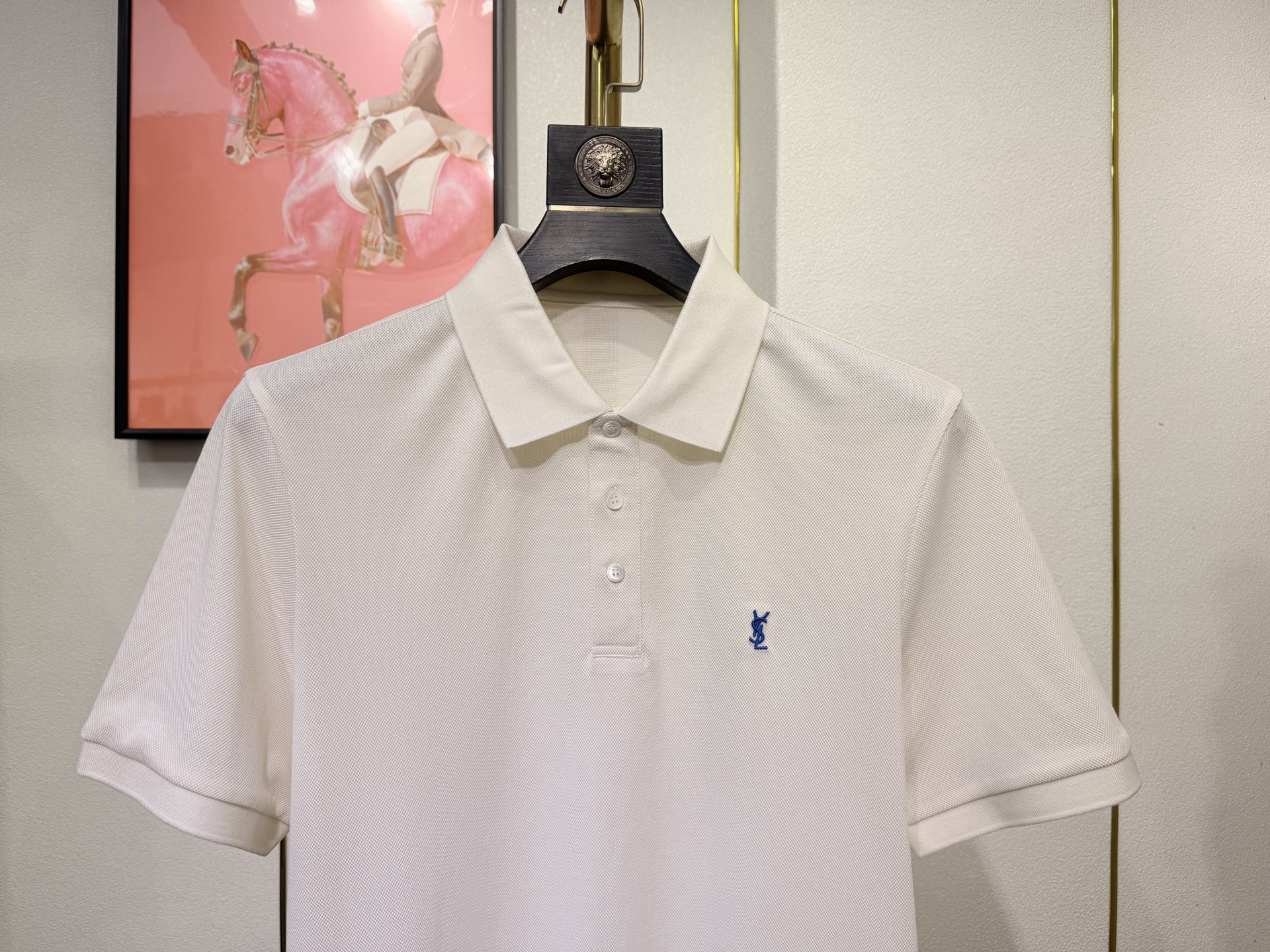 YSL，圣罗兰2026新款男士羊毛珠地Polo，于细节处见高端，采用高端羊毛珠地面料打造，兼顾柔软触感与