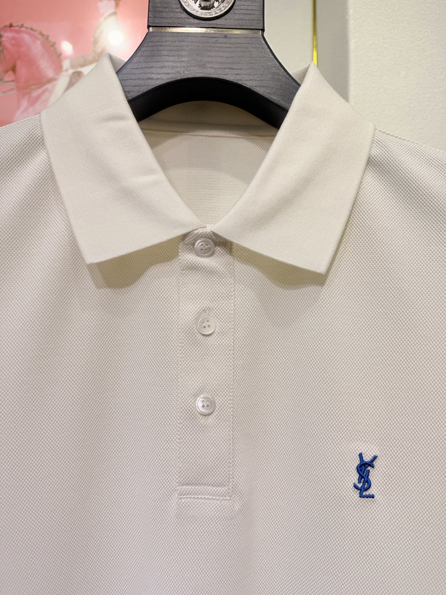 YSL，圣罗兰2026新款男士羊毛珠地Polo，于细节处见高端，采用高端羊毛珠地面料打造，兼顾柔软触感与