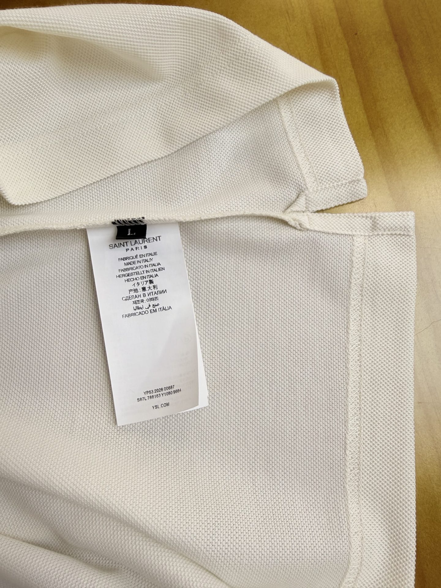 YSL，圣罗兰2026新款男士羊毛珠地Polo，于细节处见高端，采用高端羊毛珠地面料打造，兼顾柔软触感与