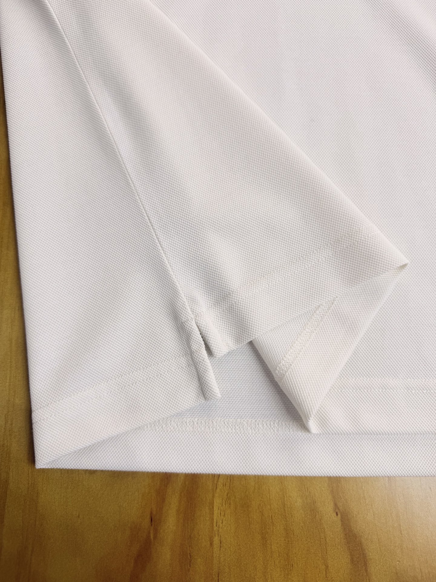 YSL，圣罗兰2026新款男士羊毛珠地Polo，于细节处见高端，采用高端羊毛珠地面料打造，兼顾柔软触感与