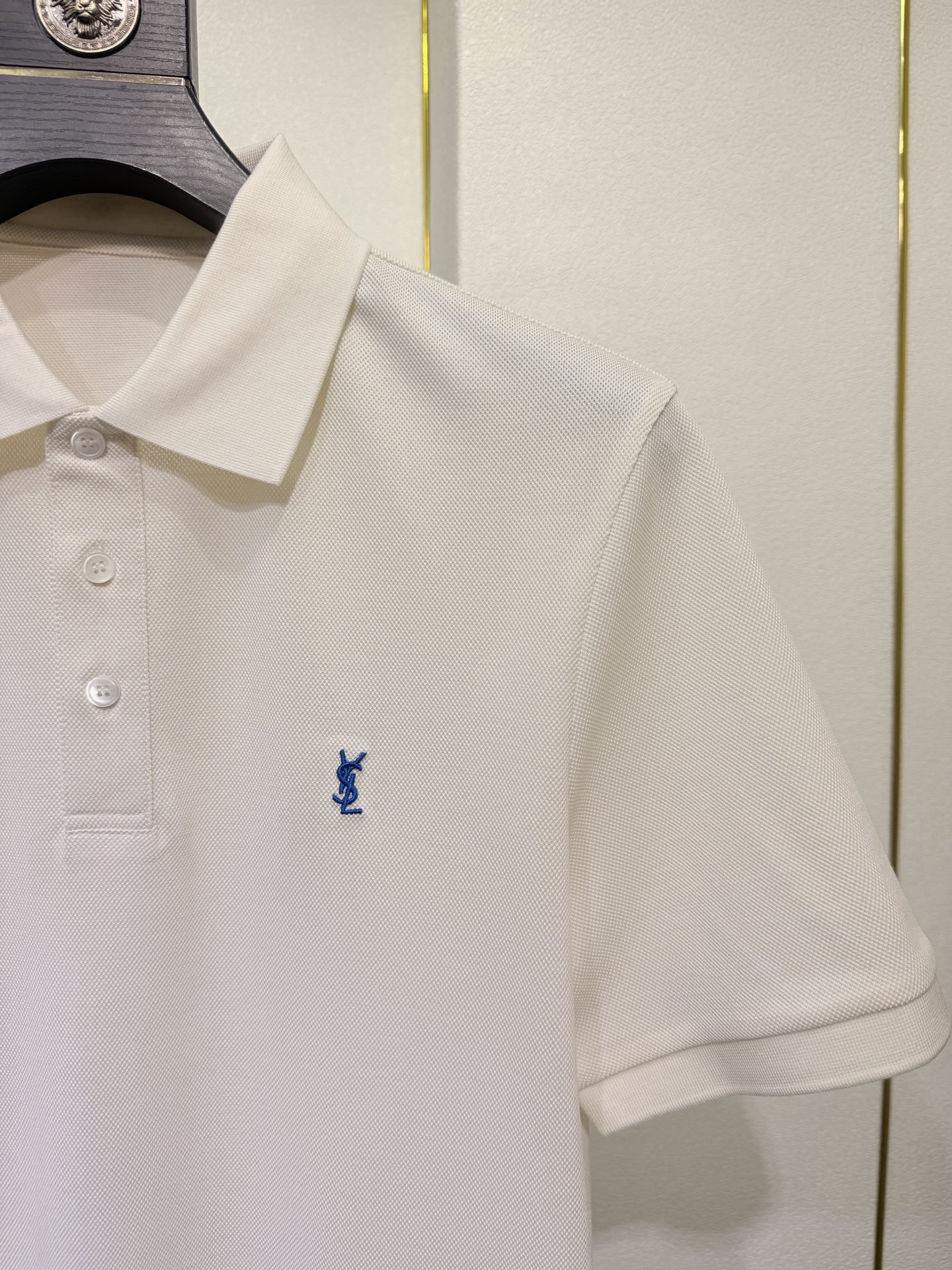 YSL，圣罗兰2026新款男士羊毛珠地Polo，于细节处见高端，采用高端羊毛珠地面料打造，兼顾柔软触感与