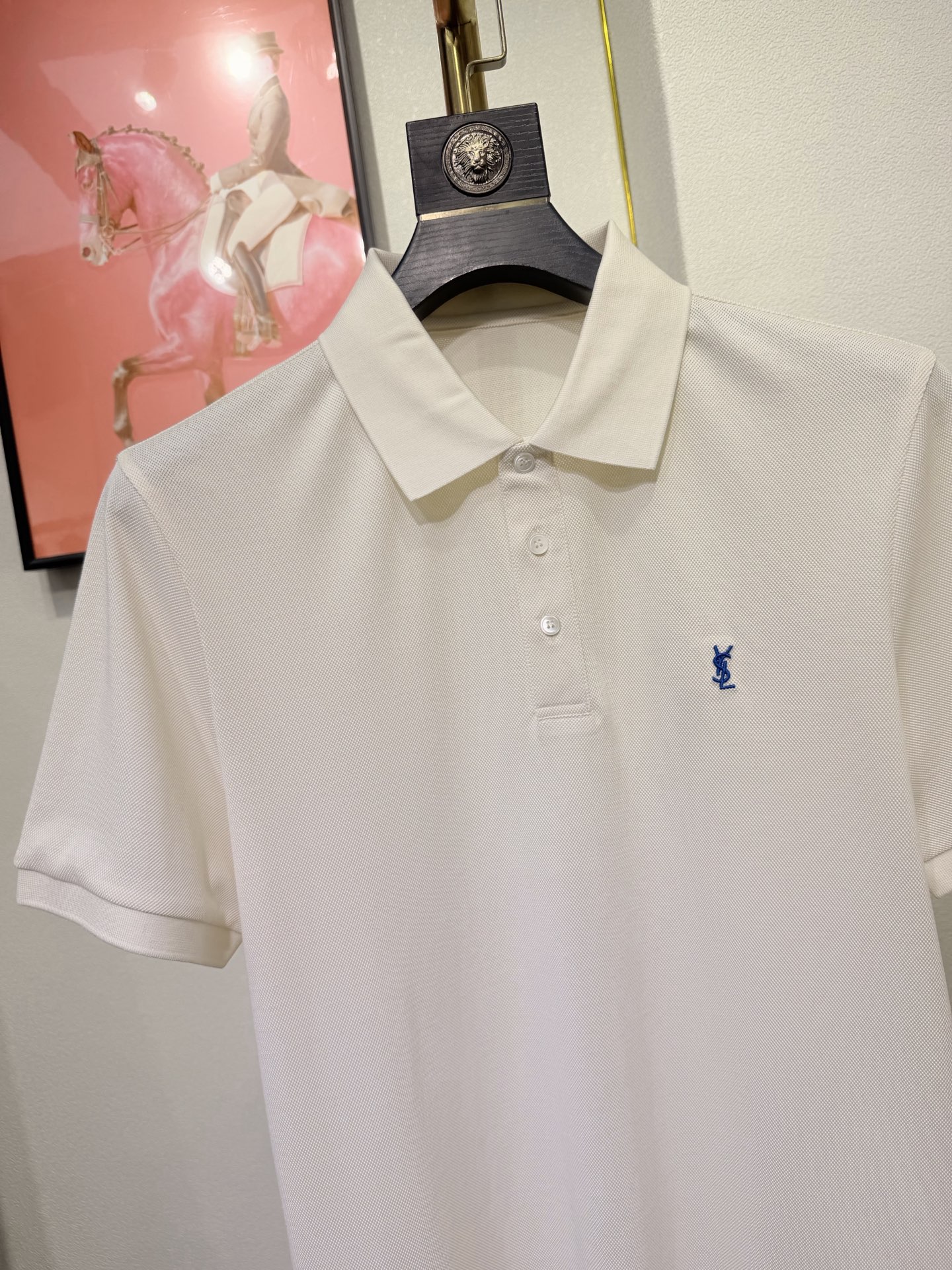 YSL，圣罗兰2026新款男士羊毛珠地Polo，于细节处见高端，采用高端羊毛珠地面料打造，兼顾柔软触感与