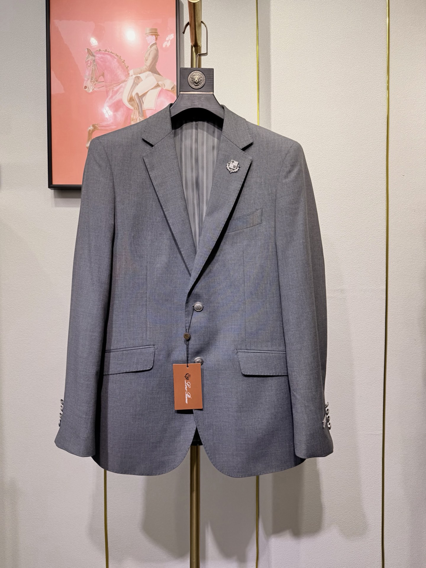 NO:730840,/Set. Single suit, trousers. Support exchange after the new year!  LP, the new high-end business casual suit, the best product from trading company channels, high-end luxury goods. Imported polyester fiber spandex blended fabric, the overall shape design follows the tone of modern minimalism, fashionable two-button design, imported fabrics, simple fake  The pockets are decorated with details, and each button has a unique texture structure with brand letters engraved on it. It is very delicate and flattering. It is a close-up of the soul. The whole body is clean and neat. The upper body can easily highlight the temperament and fashion sense. It is both capable and handsome but also casual and comfortable!  The classic and versatile color matching can easily dominate many occasions. It is both elegant and harmonious. The outfit shows calmness, confidence and high-end aura. It can perform very well in workplace commuting, official negotiations, political and legal affairs, etc. It is the first choice for urban elite men!  The tailoring is incomparable, classic Italian modern business slim tailoring, every inch is in place, the shoulders and waistline are perfectly processed, the upper body is full of shape, capable and elegant, the lines are perfect, it is easy to highlight the temperament, it is an excellent styling tool for the dressing season!  Size suit: 46-58, pants: 29-38, pants length (cut and trim by yourself), loro piana, business suit,19860909/套.单西、西裤.支持年后退换！LP,新款高端商务休闲西服套装,贸易公司渠道臻品,高奢顶尖品鉴货.进口聚酯纤维氨纶混纺面料,整体的造型设计,沿袭了现代极简主义基调,时尚两粒扣设计,进口面料,简约假式口袋细节装饰处理,每粒扣都有着独一无二的纹理构造,上面镌刻饰有品牌字母,非常精致讨巧,属于灵魂式特写,通身干净利落,上身极易凸显气质和时髦感,即干练帅气亦随性惬意！经典百搭的配色,可以轻松主导很多场合,亦庄亦谐,穿搭尽显从容自信和高级气场感,职场通勤、公务谈判、政律等都可以表现非常出色,都市精英男士的首选！剪裁无敌,经典的意式现代商务修身剪裁,每一寸都拿捏到位,肩部与腰线处理相当完美,上身型款十足,干练而优雅,线条感完美,极易凸显出气质,属于穿搭季绝佳的造型利器！尺码西装46-58码,裤子29-38码,裤长（自行裁剪收边）,,loro piana,business suit,,Men's clothing