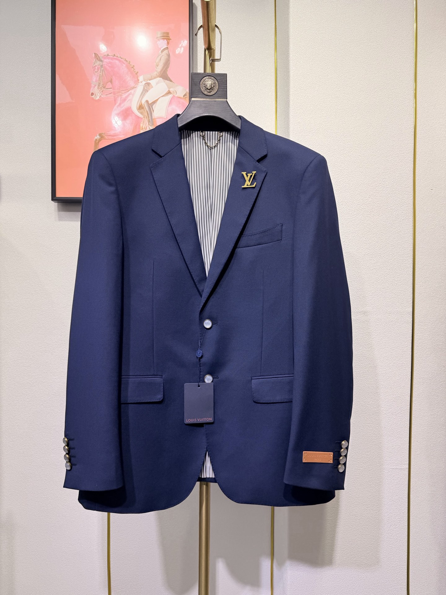 NO:730833,/Set. Single suit, trousers. Support exchange after the new year!  LV. New high-end business casual suit, the best product from trading company channels, high-end luxury goods. Imported polyester spandex blended fabric, the overall shape design follows the tone of modern minimalism, fashionable two-button design, imported fabrics, simple fake  The pockets are decorated with details, and each button has a unique texture structure with brand letters engraved on it. It is very delicate and flattering. It is a close-up of the soul. The whole body is clean and neat. The upper body can easily highlight the temperament and fashion sense. It is both capable and handsome but also casual and comfortable!  The classic and versatile color matching can easily dominate many occasions. It is both elegant and harmonious. The outfit shows calmness, confidence and high-end aura. It can perform very well in workplace commuting, official negotiations, political and legal affairs, etc. It is the first choice for urban elite men!  The tailoring is incomparable, classic Italian modern business slim tailoring, every inch is in place, the shoulders and waistline are perfectly processed, the upper body is full of shape, capable and elegant, the lines are perfect, it is easy to highlight the temperament, it is an excellent styling tool for the dressing season!  Size: suit size 46-58, pants size 29-38, pants length (cut and trim by yourself),,louis vuitton,business suit,19860909/套.单西、西裤.支持年后退换！LV.新款高端商务休闲西服套装,贸易公司渠道臻品,高奢顶尖品鉴货.进口聚酯纤维氨纶混纺面料,整体的造型设计,沿袭了现代极简主义基调,时尚两粒扣设计,进口面料,简约假式口袋细节装饰处理,每粒扣都有着独一无二的纹理构造,上面镌刻饰有品牌字母,非常精致讨巧,属于灵魂式特写,通身干净利落,上身极易凸显气质和时髦感,即干练帅气亦随性惬意！经典百搭的配色,可以轻松主导很多场合,亦庄亦谐,穿搭尽显从容自信和高级气场感,职场通勤、公务谈判、政律等都可以表现非常出色,都市精英男士的首选！剪裁无敌,经典的意式现代商务修身剪裁,每一寸都拿捏到位,肩部与腰线处理相当完美,上身型款十足,干练而优雅,线条感完美,极易凸显出气质,属于穿搭季绝佳的造型利器！尺码西装46-58码,裤子29-38码,裤长（自行裁剪收边）,,louis vuitton,business suit,,Men's clothing