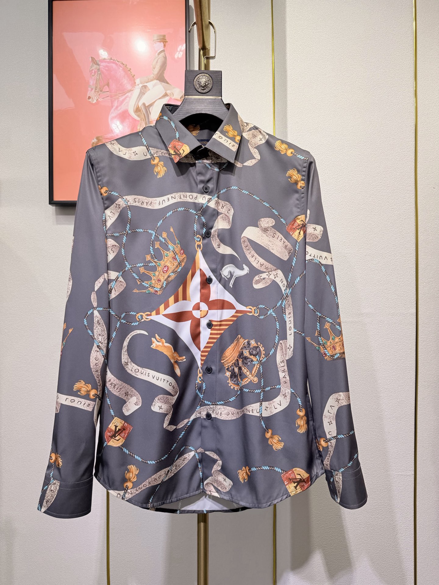 NO:730890,.Support replacement after the year!  LV new style men's casual Polo shirt, high-end customized fabric, high-end version, fashionable and versatile, made of imported imitation silk fabric, super soft and delicate to the touch, skin-friendly and comfortable to wear, high-end boutique, fine workmanship by the factory, the upper body is very good, a must-have item for men. Size 38-42, louis vuitton, shirts, real silk,19860909.支持年后退换！ LV 新款 新款男士休闲Polo衬衫,高端定制面料,高端版本,时尚百搭爆款,选用进口仿真丝面料,手感超柔软细腻,穿着亲肤舒适 ,高端精品,代工厂精细做工,上身非常赞,男士必备单品.码数38-42码,,louis vuitton,shirts,real silk,,Men's clothing