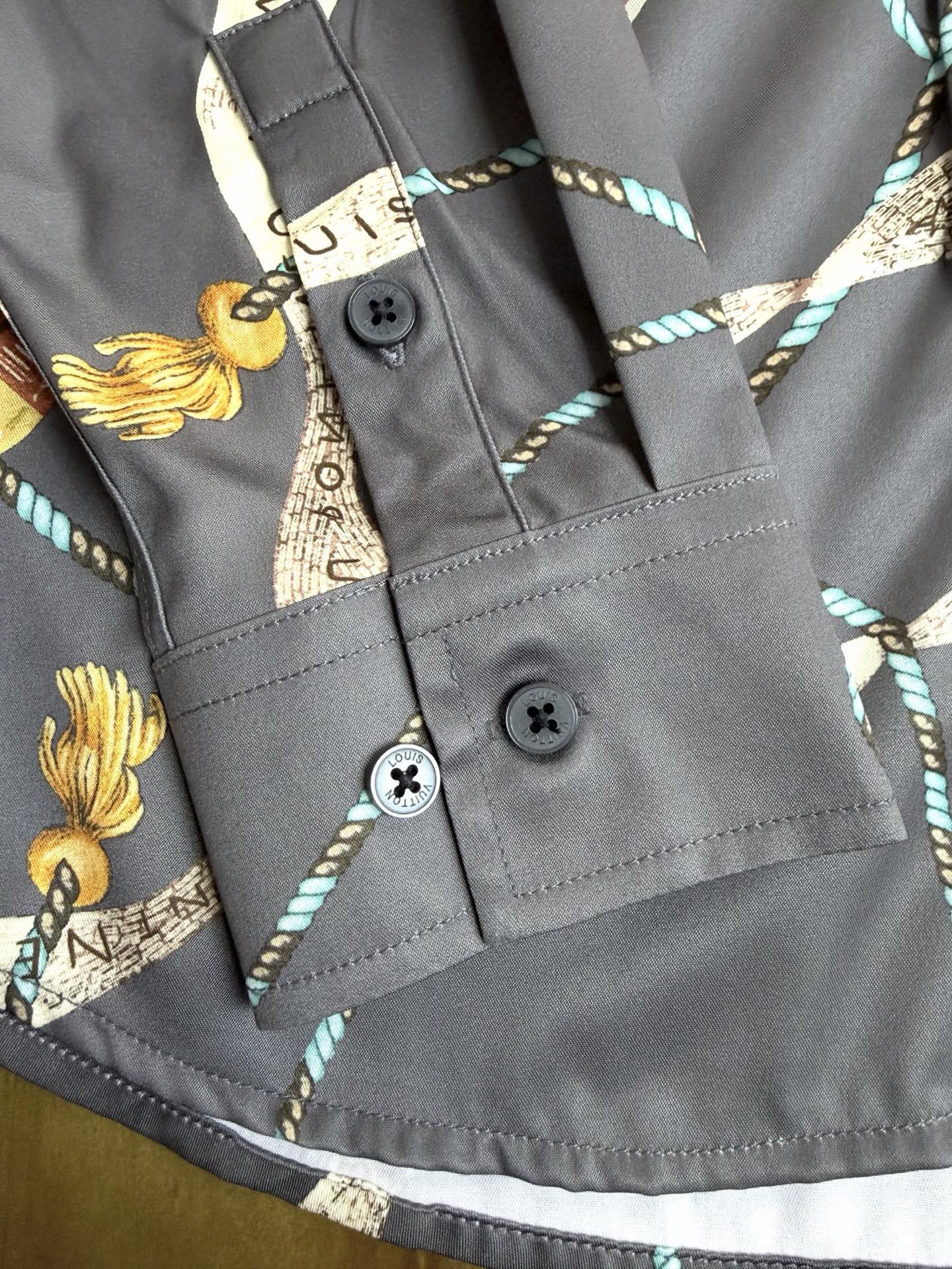 LV 新款独家专供新款男士休闲Polo衬衫，高端定制面料，高端版本，时尚百搭爆款，选用进口仿真丝面料，手