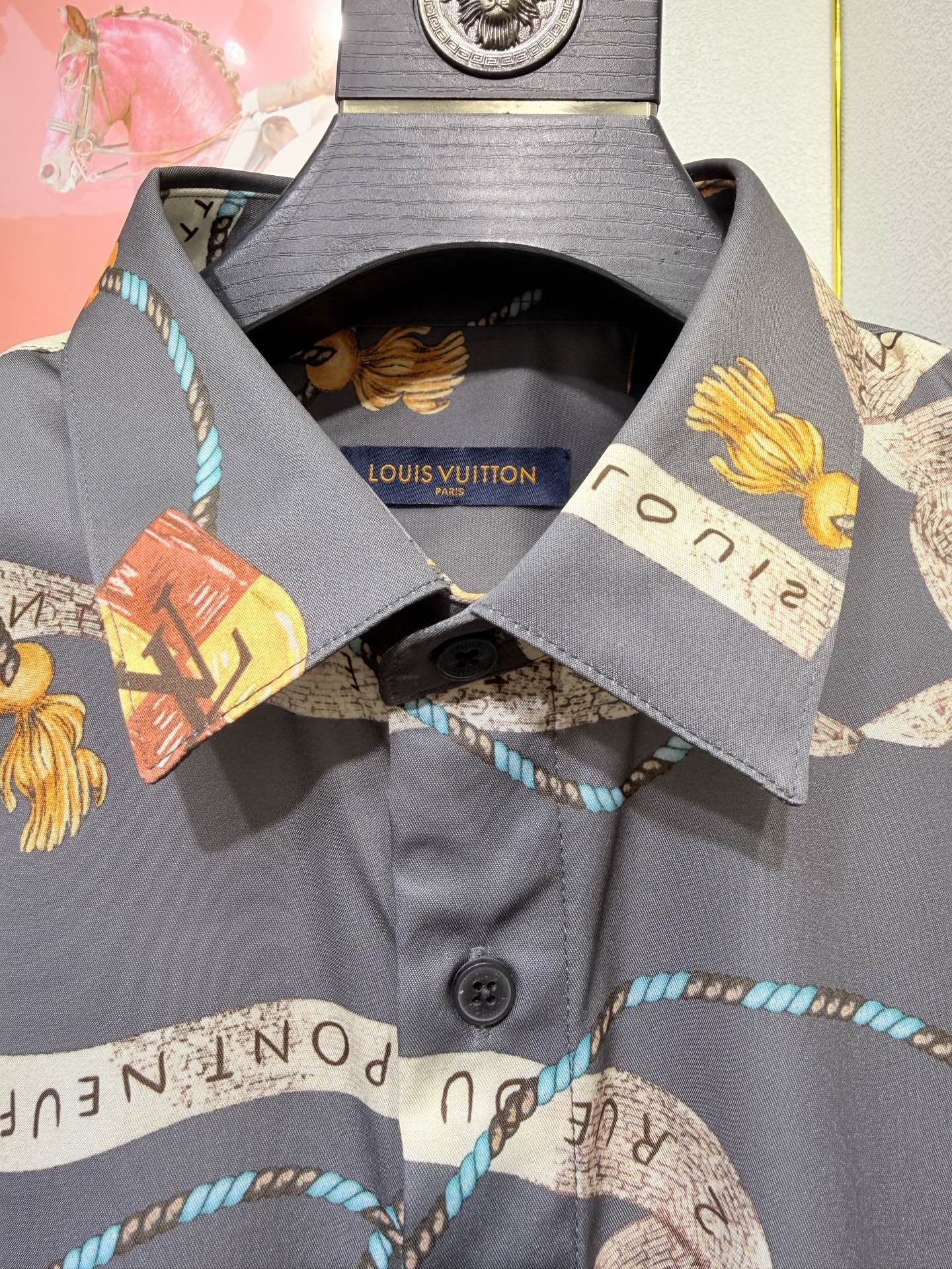 LV 新款独家专供新款男士休闲Polo衬衫，高端定制面料，高端版本，时尚百搭爆款，选用进口仿真丝面料，手